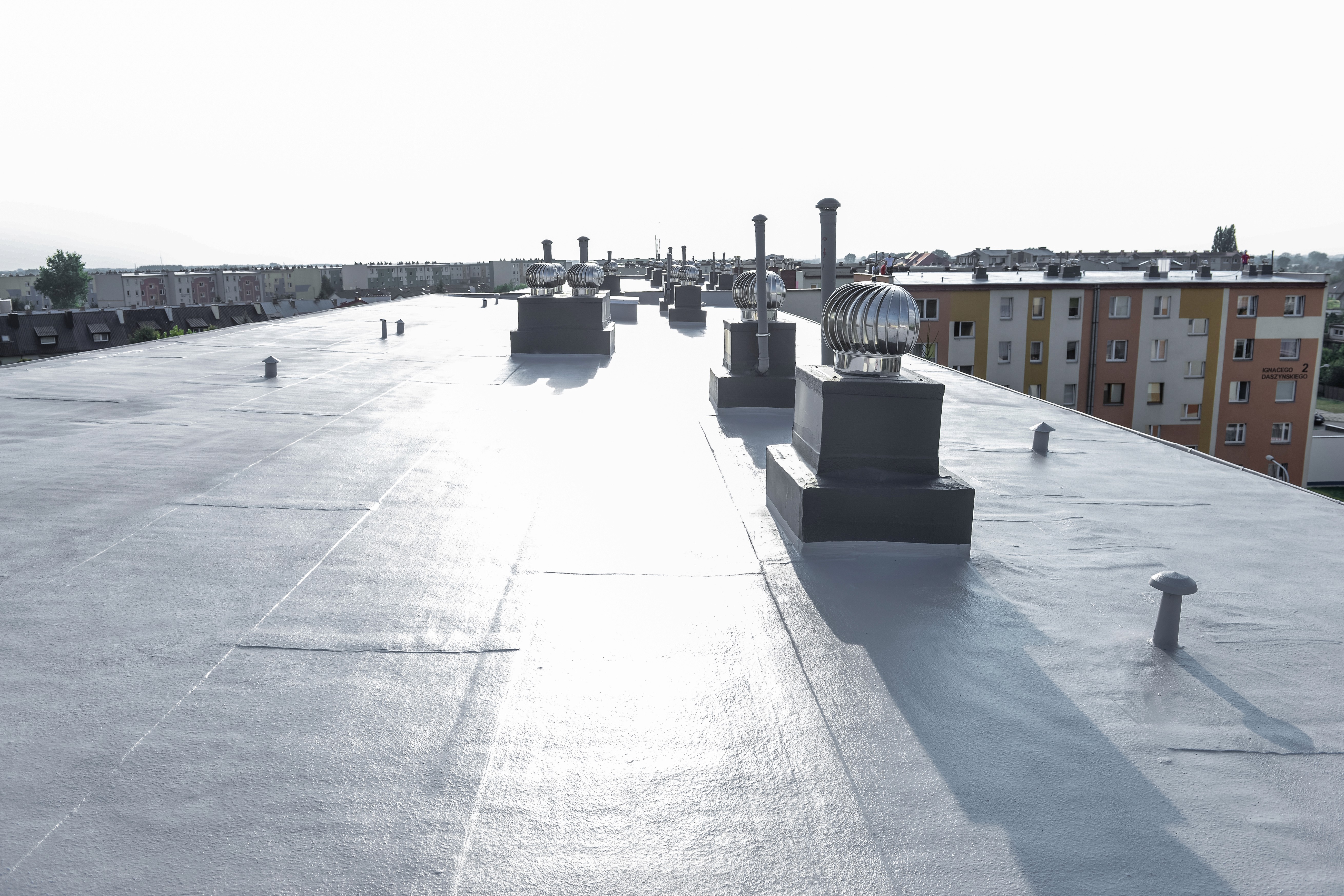 Dach z połyskującą powierzchnią