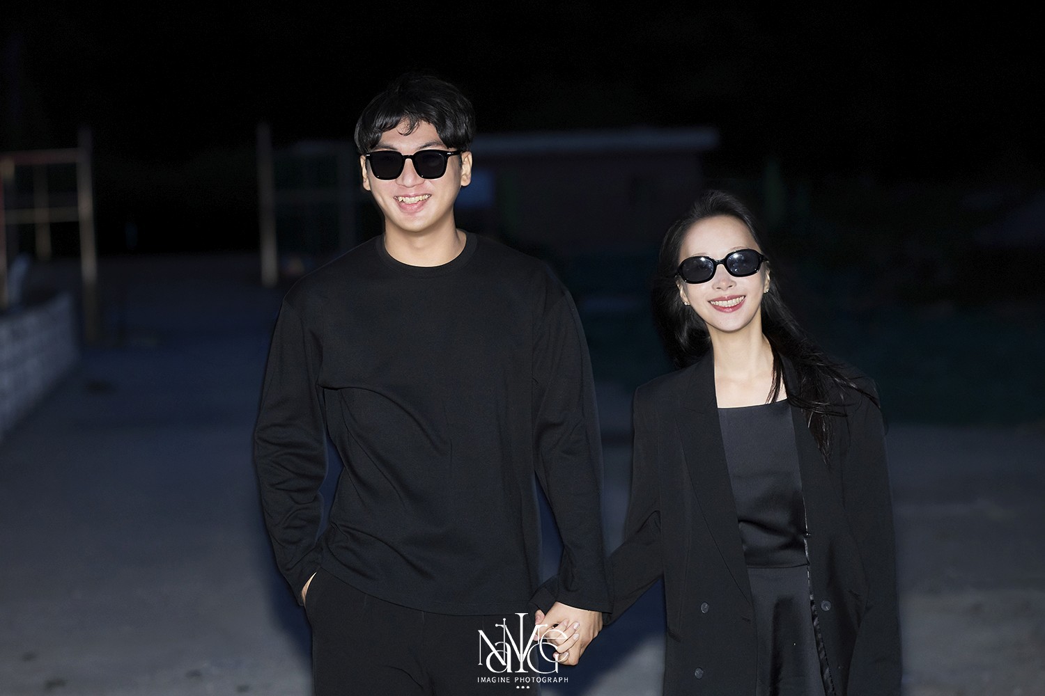 전남광주 야간웨딩스냅 촬영 후기 | 이매진포토가 담아낸 해질녘 해변 노을과 등대·달빛 조명 화보