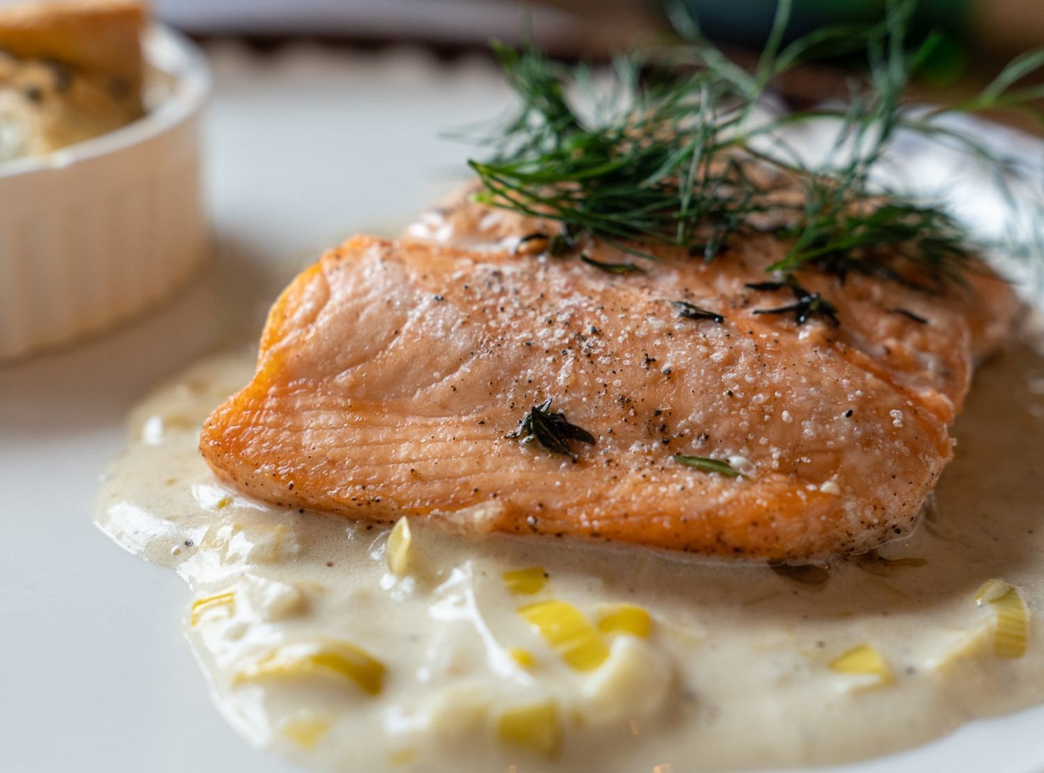 Elegancki lunch z łososiem w spokojnej restauracji pod Poznaniem