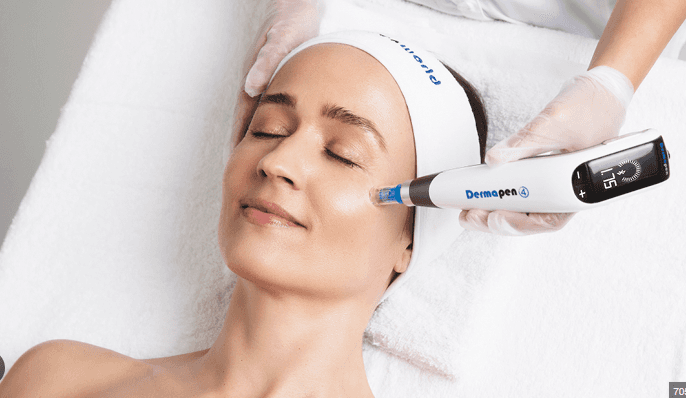 Een vrouw ligt ontspannen met een handdoek om haar hoofd gewikkeld, haar gezicht straalt van de gezichtsolie. Ze heeft een vredige uitstraling terwijl ze geniet van een verwennerij voor haar huid.