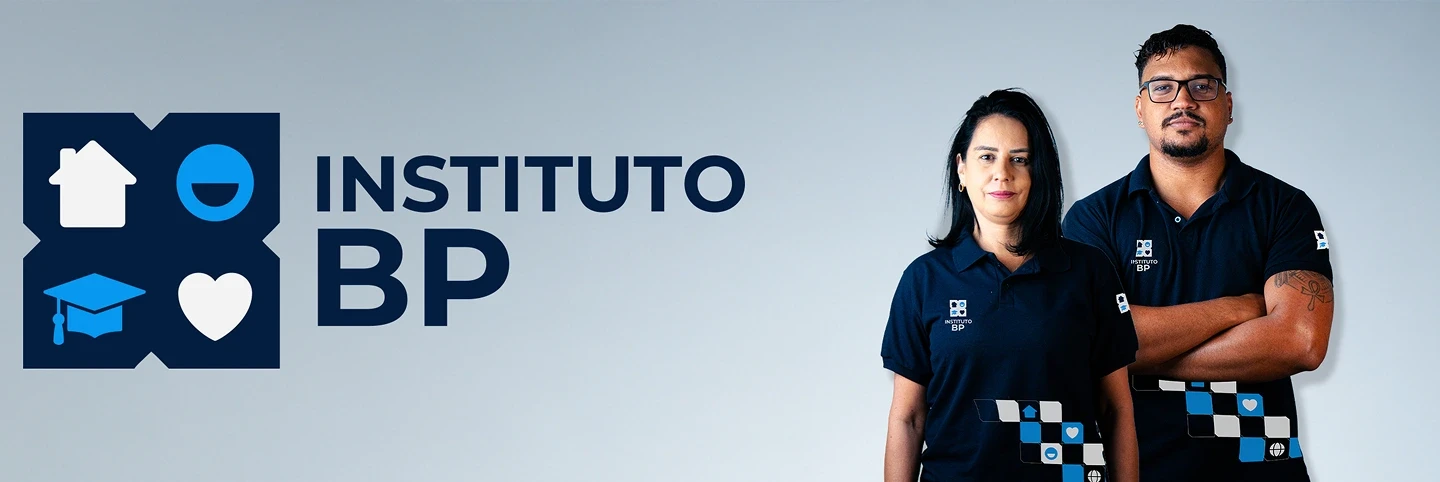 Foto da logo do instituto com duas pessoas vestindo a roupa do instituto, uma de braços cruzados e outra com um sorriso o rosto.