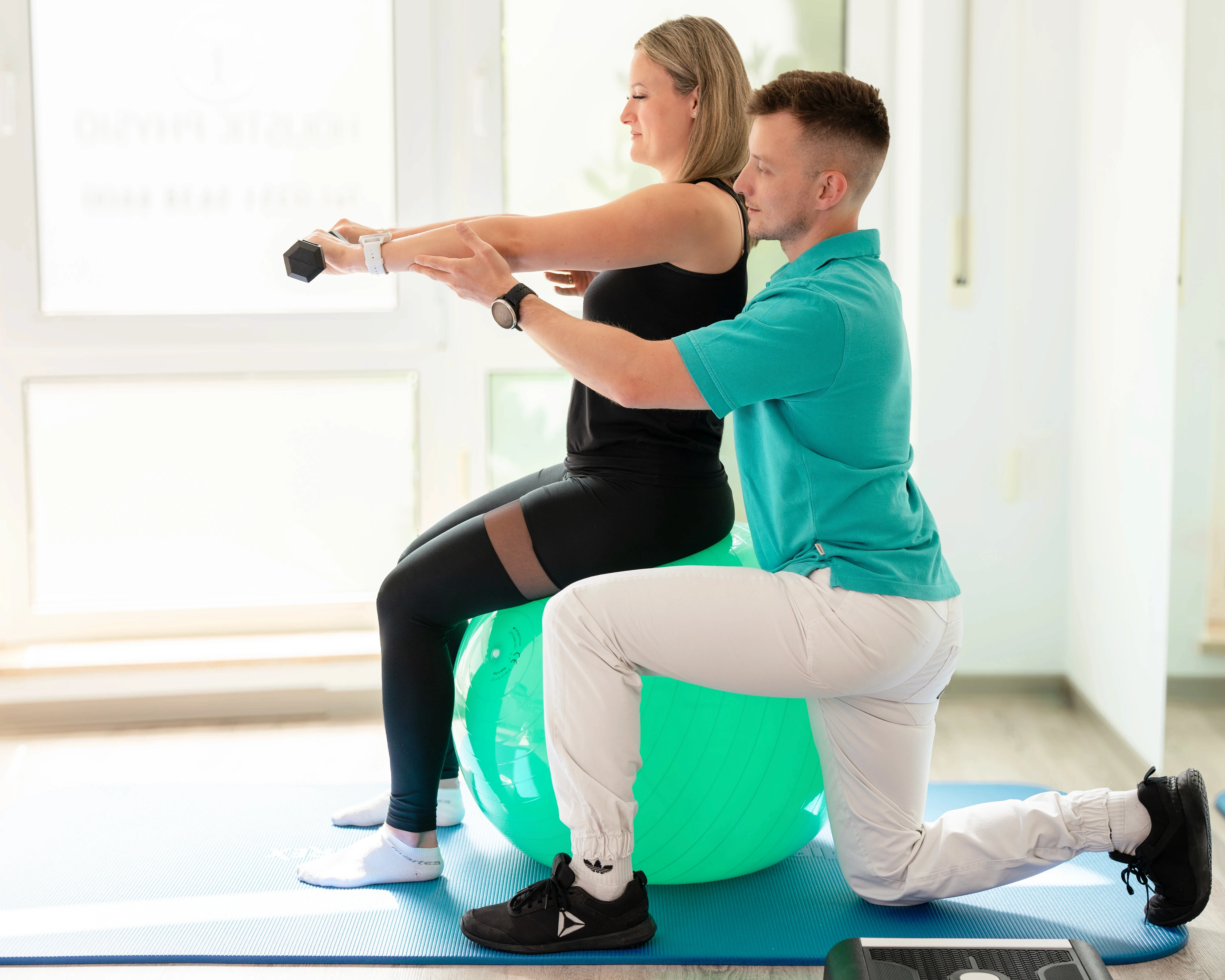 phydiotherapie, man mit frau physiotherapie, ball physioterapie, physio