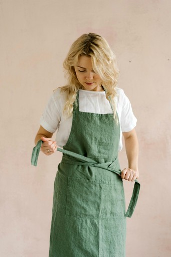 Kvinna som tar på sig ett förkläde