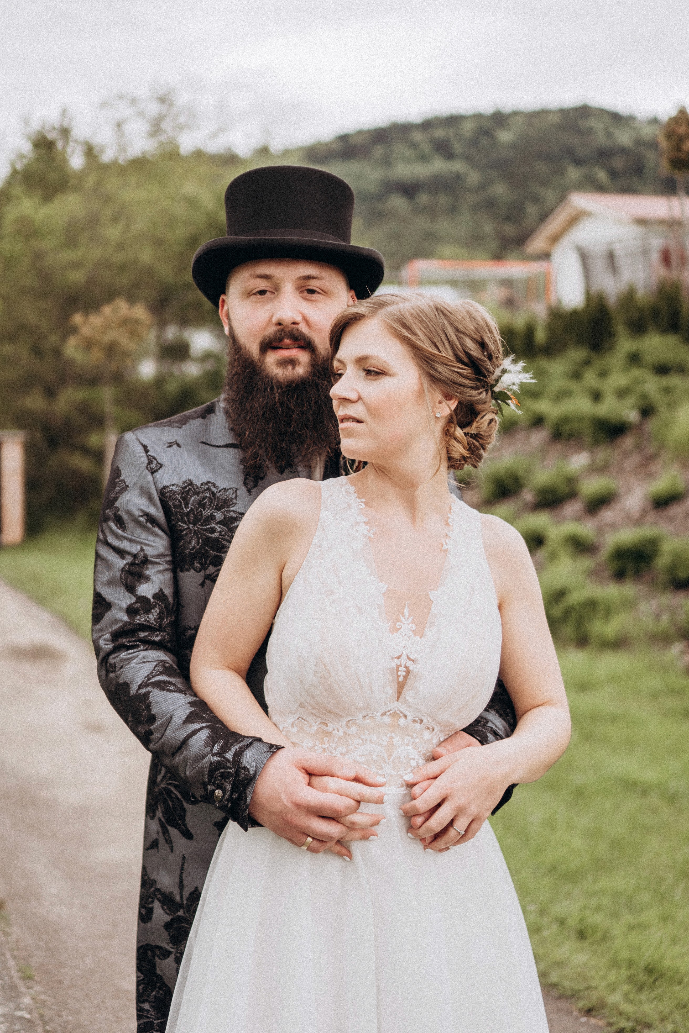 Romantische Hochzeitsfotografie in Bogen – Brautpaar bei einem emotionalen Paarshooting im Freien.