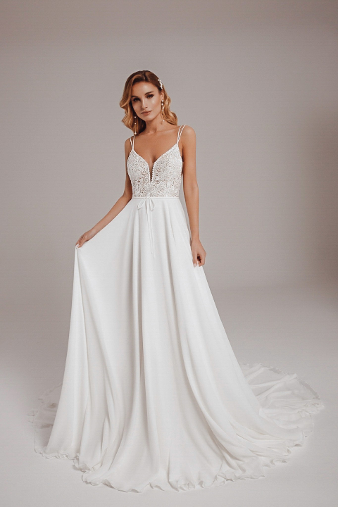 Schlichtes Brautkleid aus dem Brautmode Outlet zum Vorteilspreis