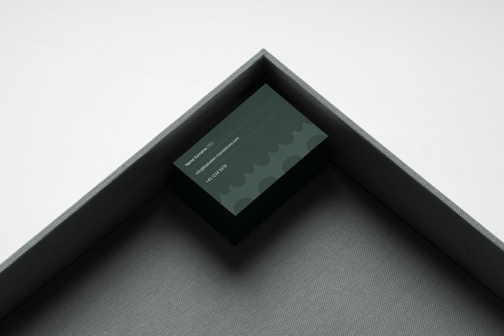 I-taalveien brand showcased on a business card mockup
