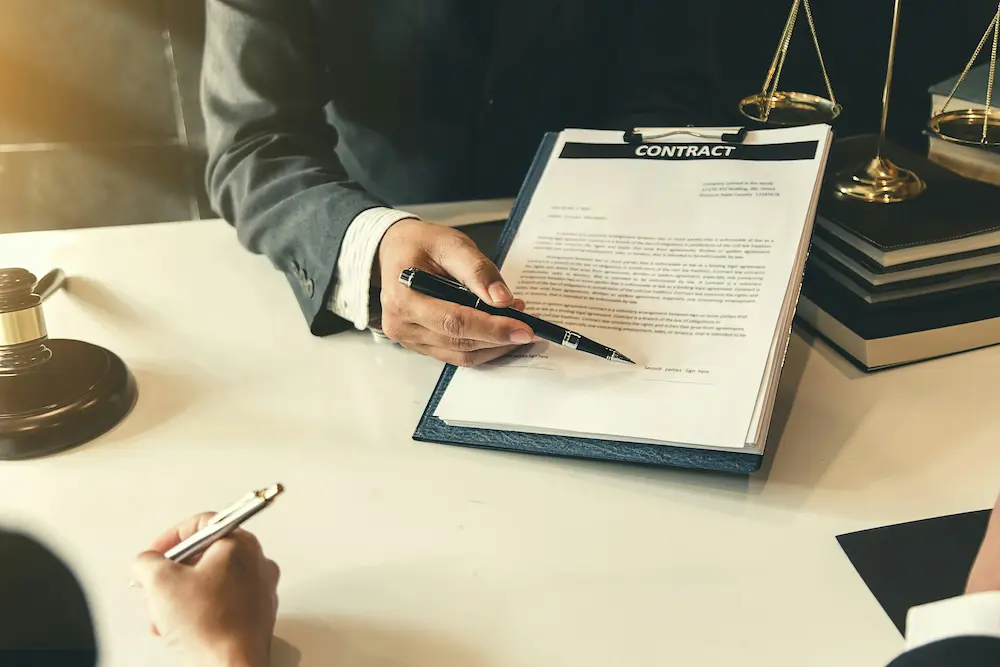 Comment fonctionnent les demandes d'indemnisation des employés à Hong Kong : délais de déclaration, processus de réclamation, sanctions en cas de non-conformité et obtention d'un certificat d'assurance.