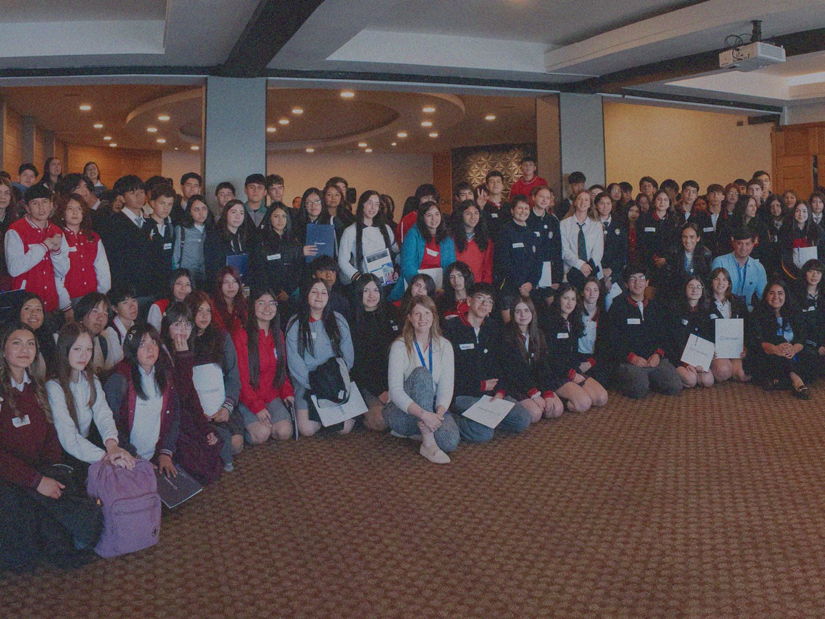 Decenas de escolares de la Región de Los Lagos posan en grupo luego de participar en un evento de IdeaPaís.