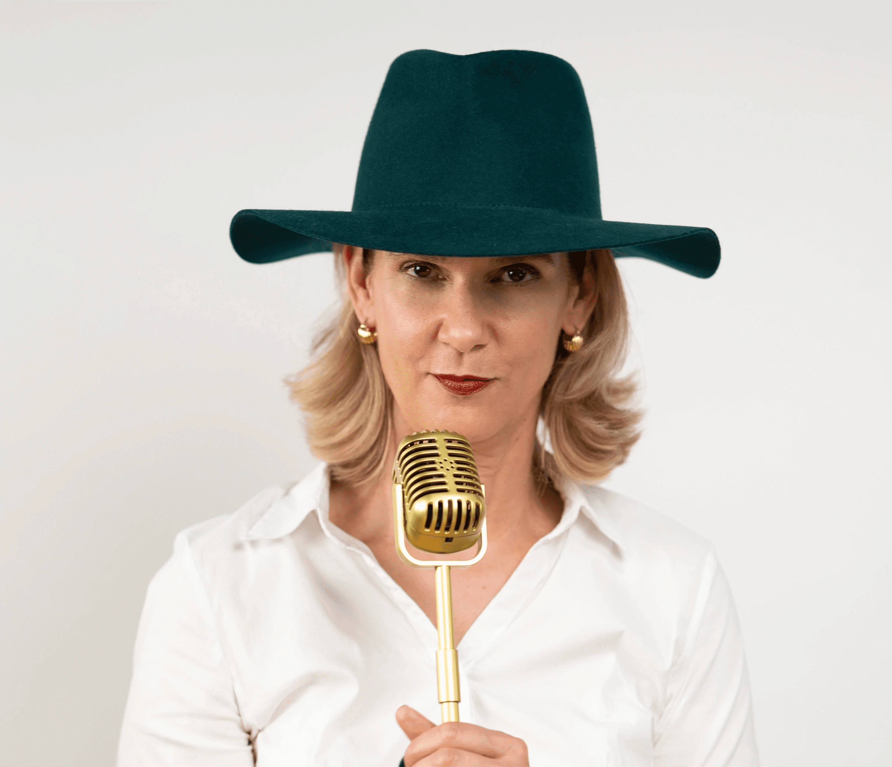 Vocal Coach Danielle Zuber mit Mikrofon – Singen lernen online mit Singers Evolution
