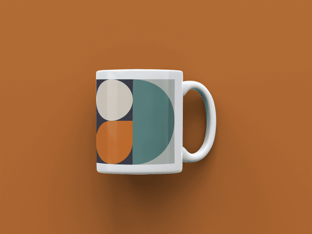 Weiße Keramiktasse mit mehrfarbigen geometrischen Formen und bunt.ist Logo auf orangefarbenem Untergrund