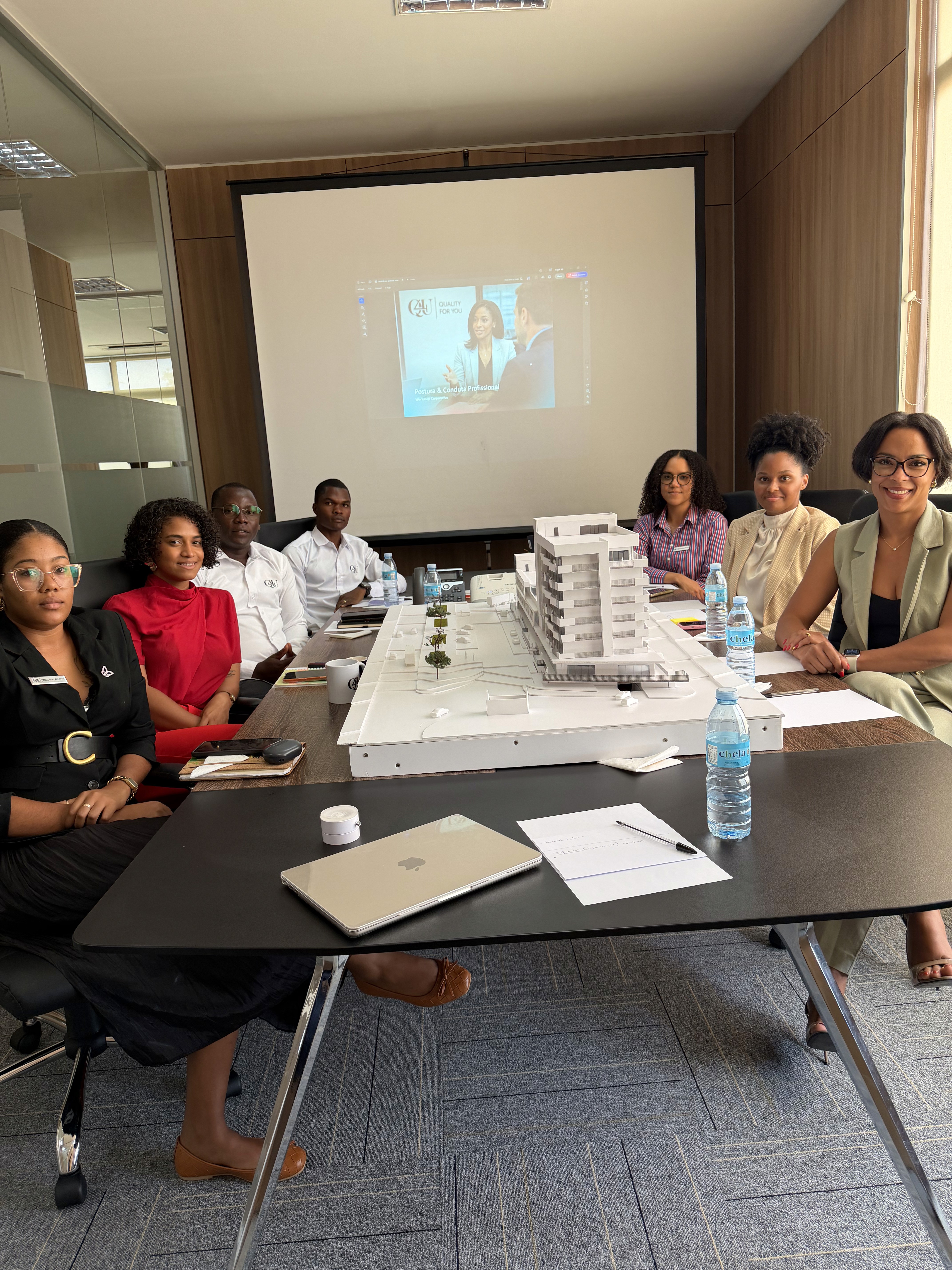 Meeting with the team, everyone sitting down and communicating.