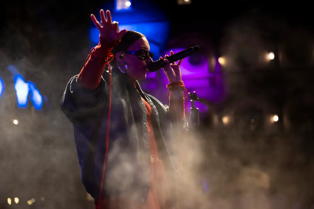 Future Bae singing at the Rausgegangen Geheimkonzert Stuttgart at Stuttgarter Weindorf 2025