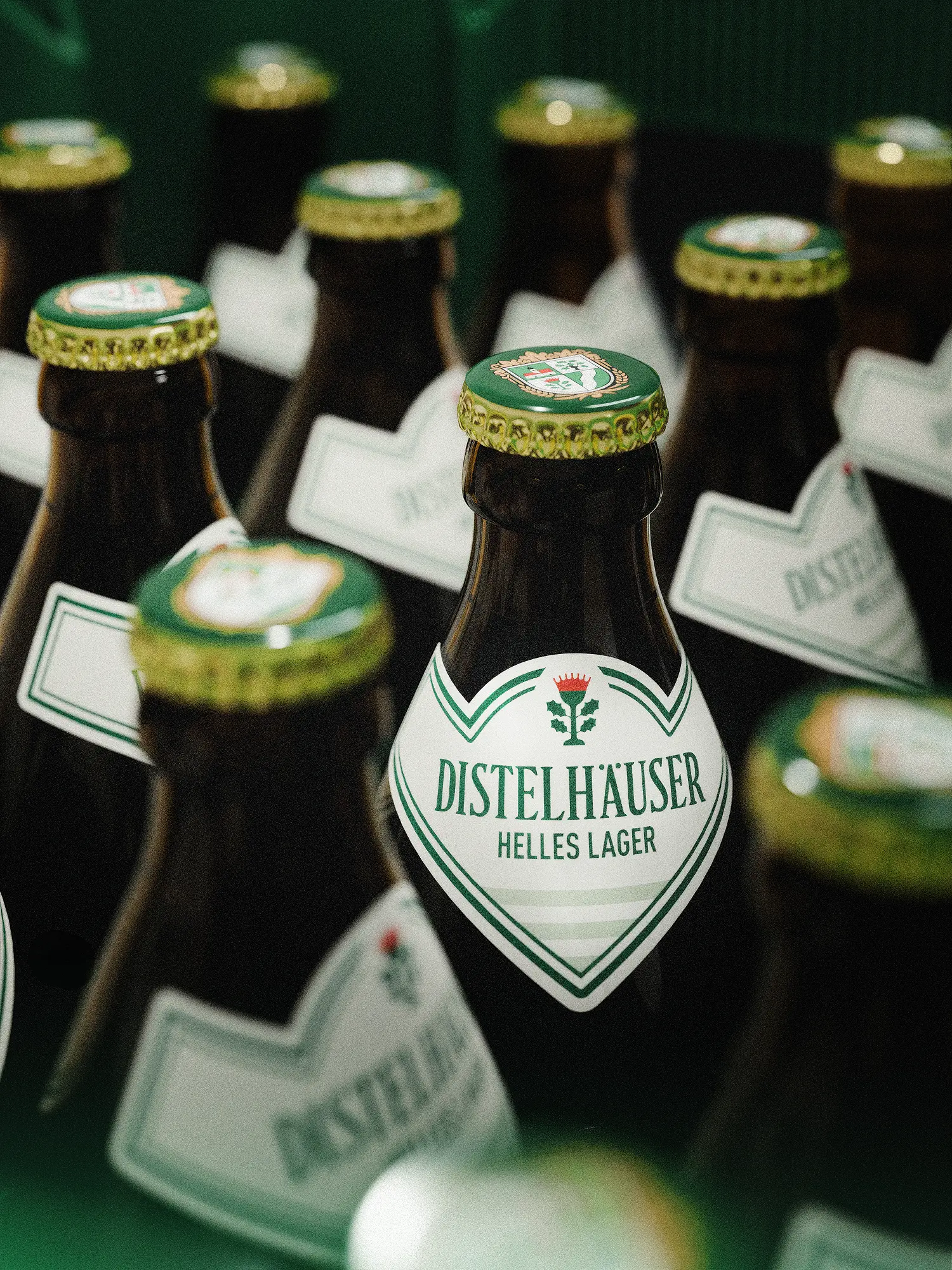 Nahaufnahme einer Distelhäuser Helles-Lager-Flasche mit Kondenswasser