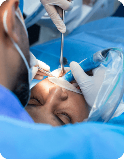 doutores atendendo um paciente hospitalar