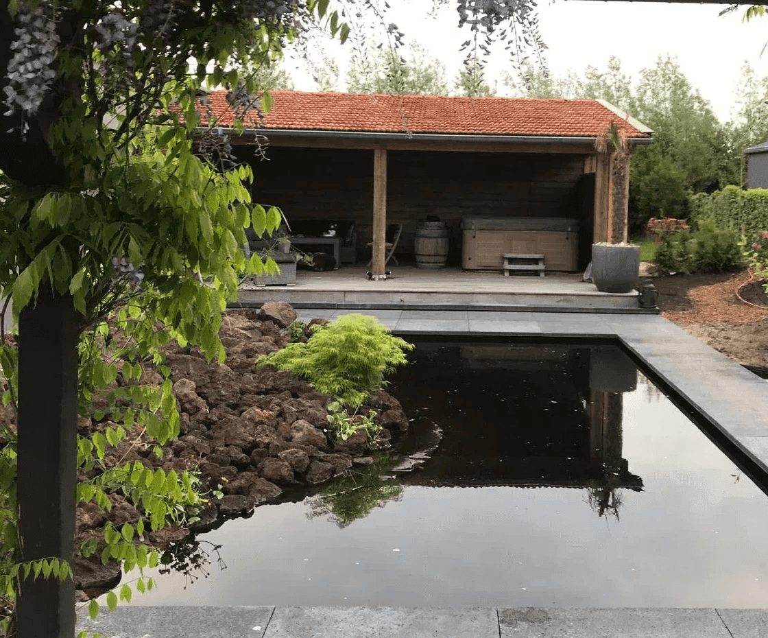 Overkapping/veranda boven vlonder met vijver en beplanting, voorbeeld veranda-/overkappingbouw in Gorredijk / Friesland