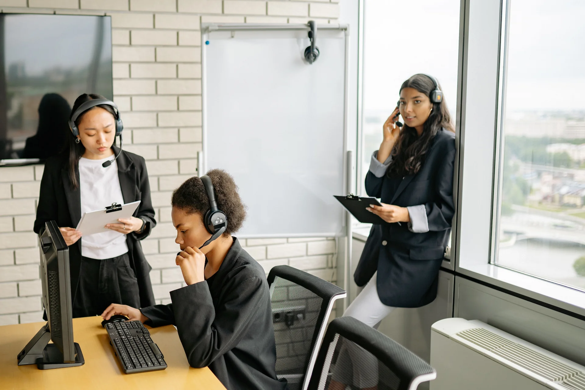 Serviceteam mit Headsets bei der Bestandskundenpflege im Büro