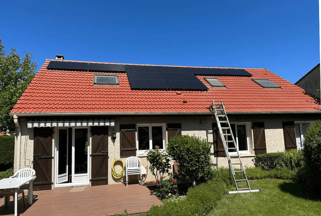 Photo d'un pavillon à Voisins-le-Bretonneux équipée de panneaux solaires dont l'installation a été faite par Solarock.