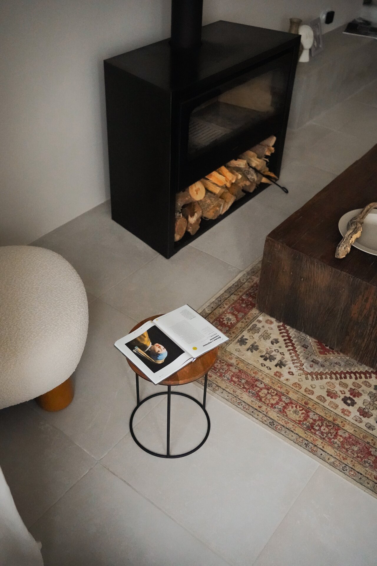 Cozy living room with fireplace at Villa Flora