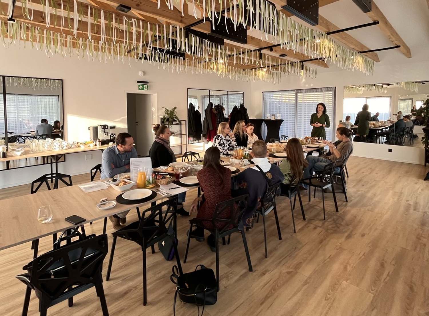 lunch biznesowy pod Poznaniem spotkanie przy stole