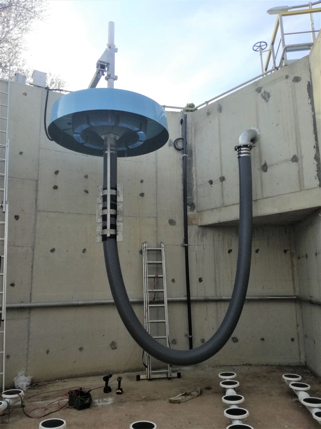 BIODEC decanter and outlet hose above the aeration grid in a drained basin at Heréd, Hungary