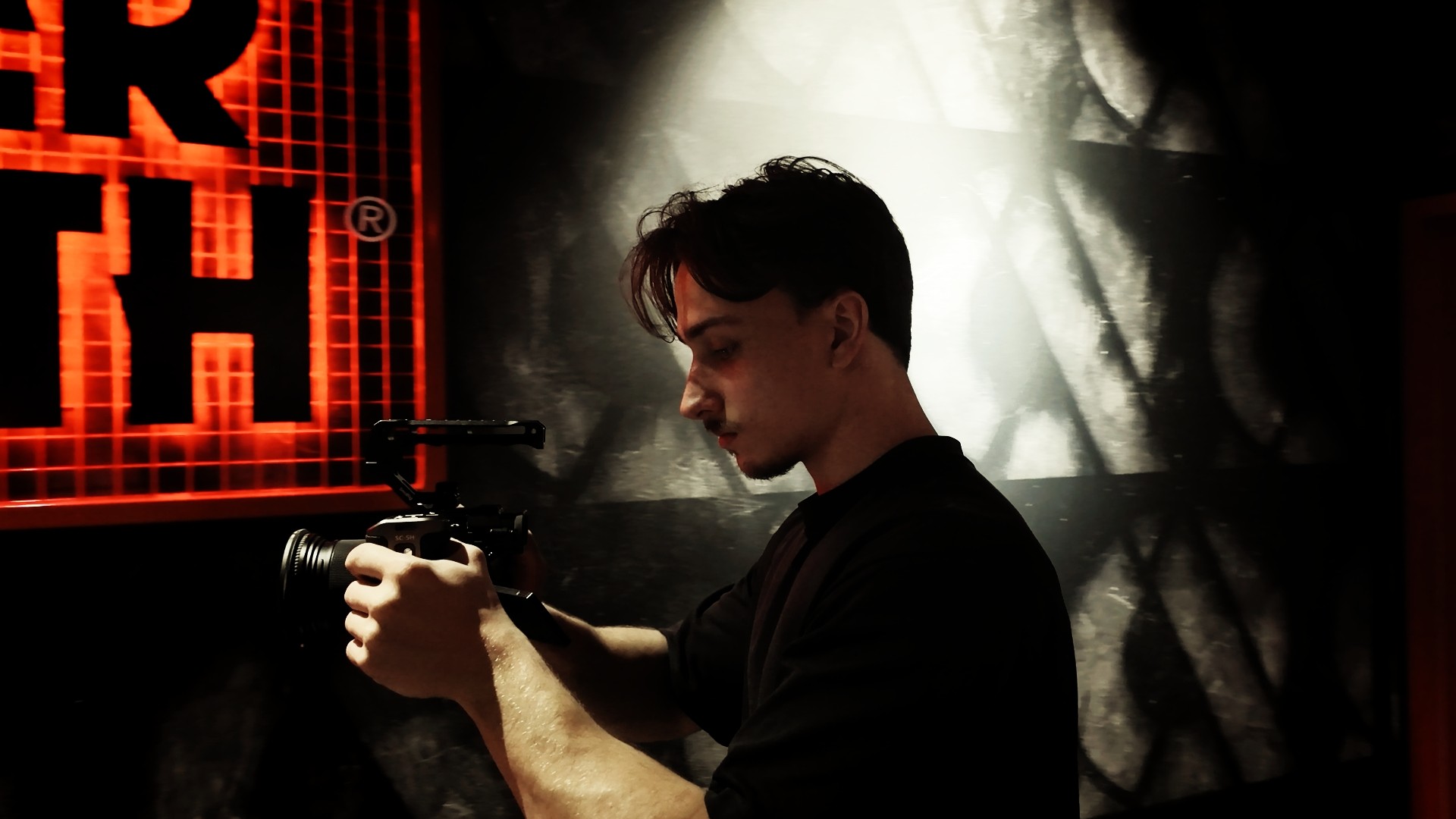 Vidéaste à Grenoble filmant dans une salle de sport