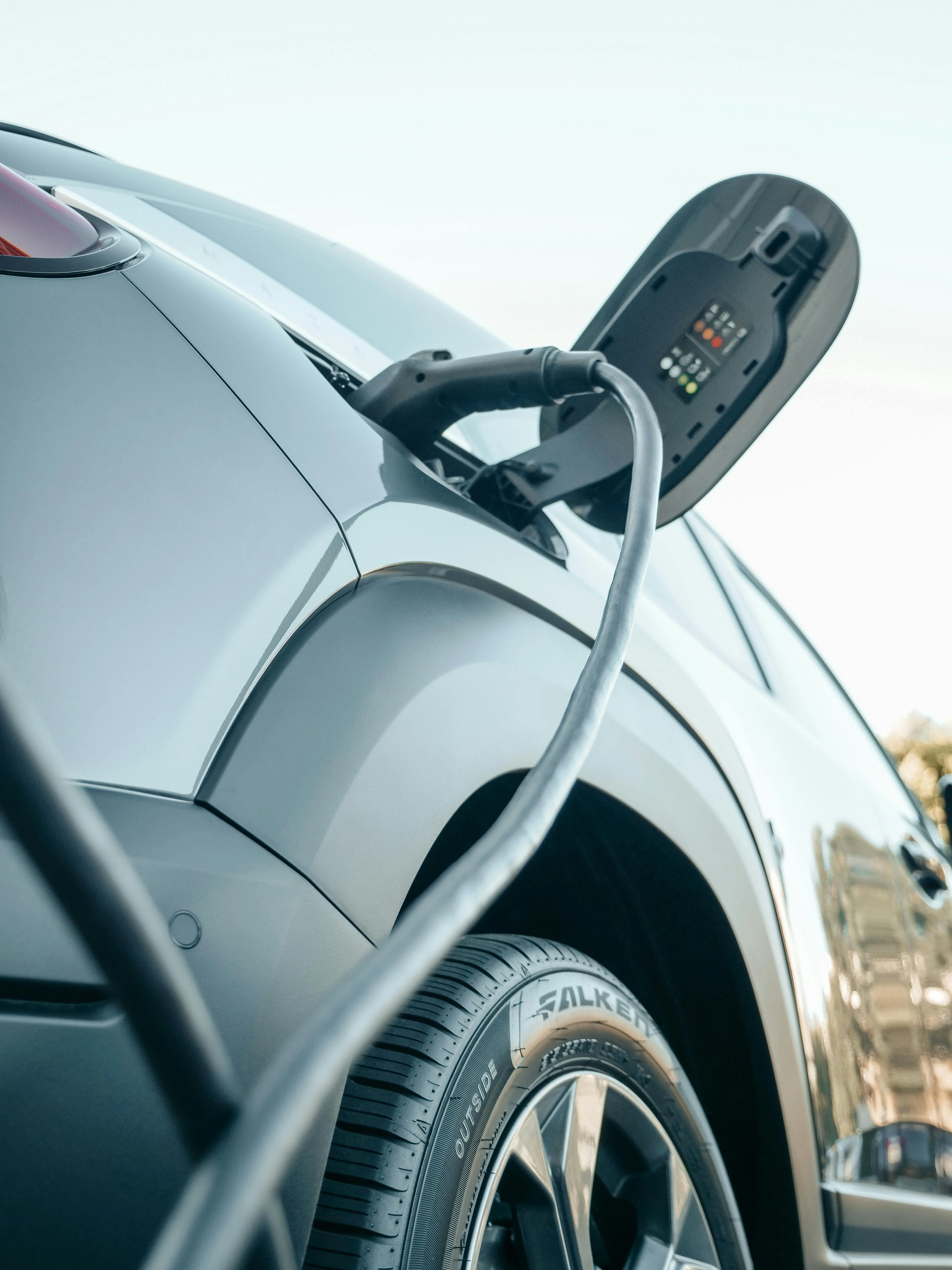Panneau indiquant une borne de recharge pour véhicule électrique.