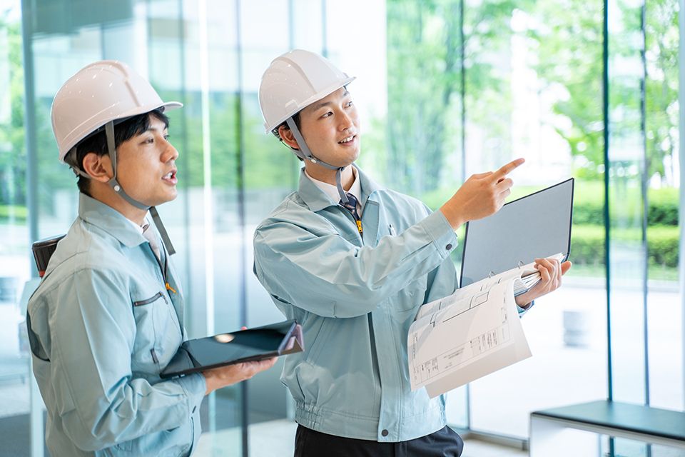 現代化機場候機室快閃店設計，金屬支架結構配以藍色球形藝術裝置，展現模組化商業空間佈局。 The pop-up store design in a modern airport waiting room features a metal support structure paired with blue spherical art installations, showcasing a modular commercial space layout.