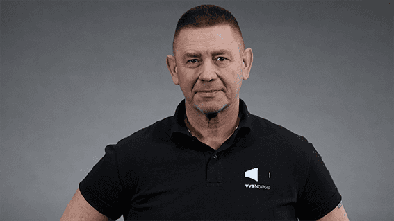 Erik Berg kjededirektør VVS Norge Prosjekt i sort piquet med VVS Norge logo foran nøytral grå bakgrunn