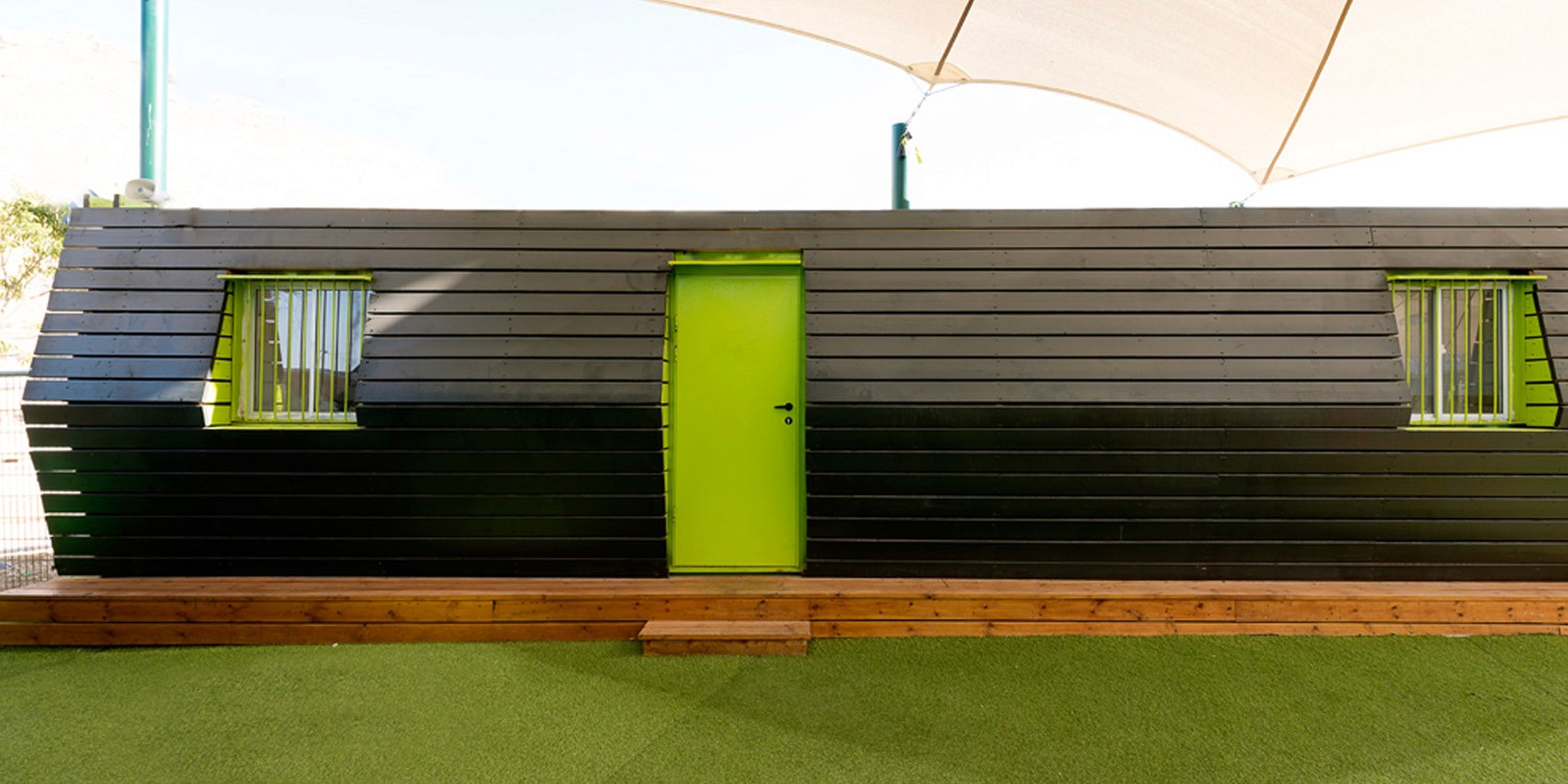 חדר ישיבות עם תקרה אקוסטית וריהוט בהתאמה אישית – עיצוב סביבת עבודה שקטה ונעימה