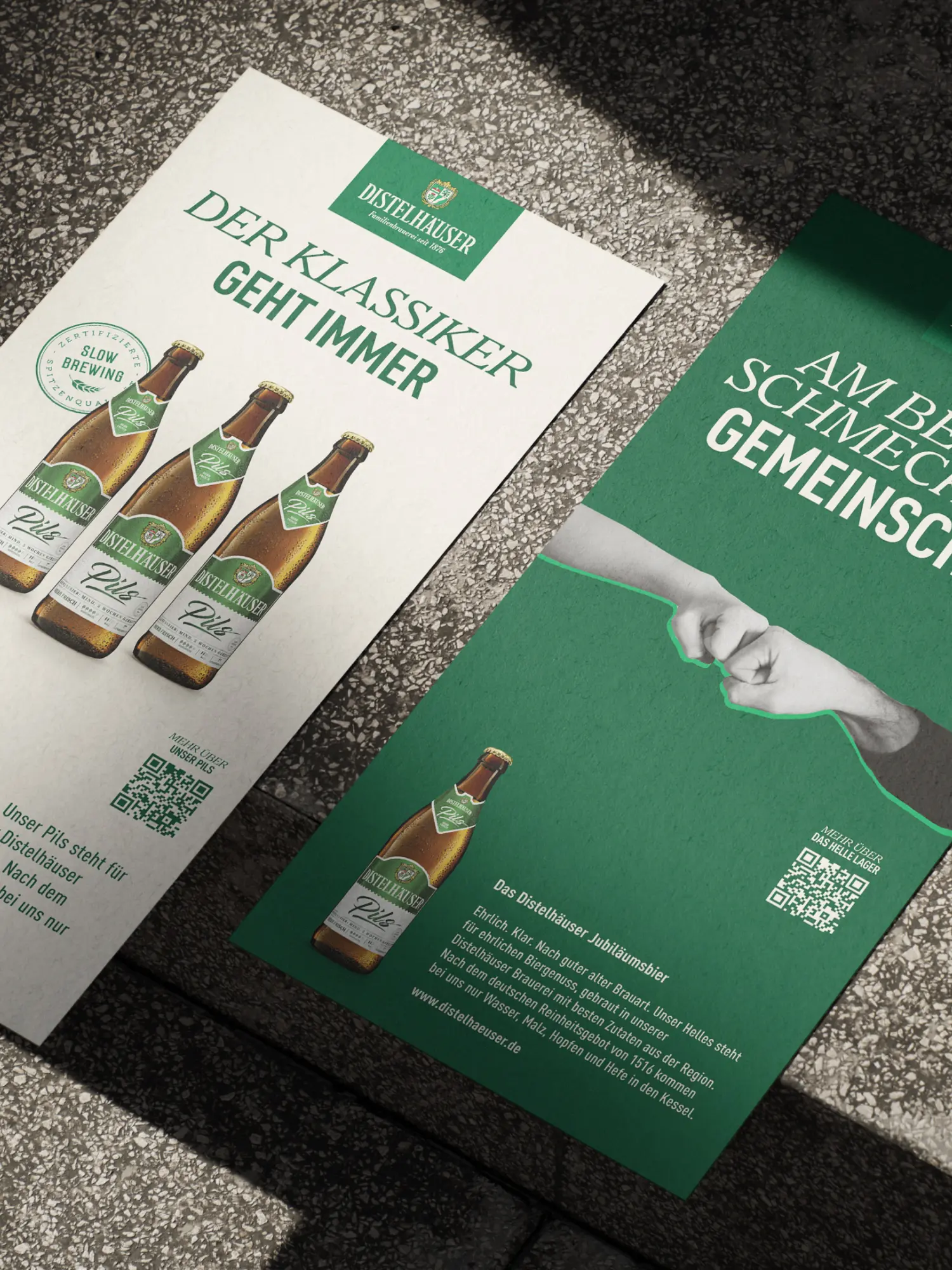 Zwei grün-weiße Distelhäuser-Flyer mit Pilsflaschen, Faustgruß und QR-Codes