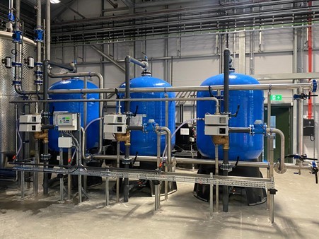 hands holding jigsaw pieces