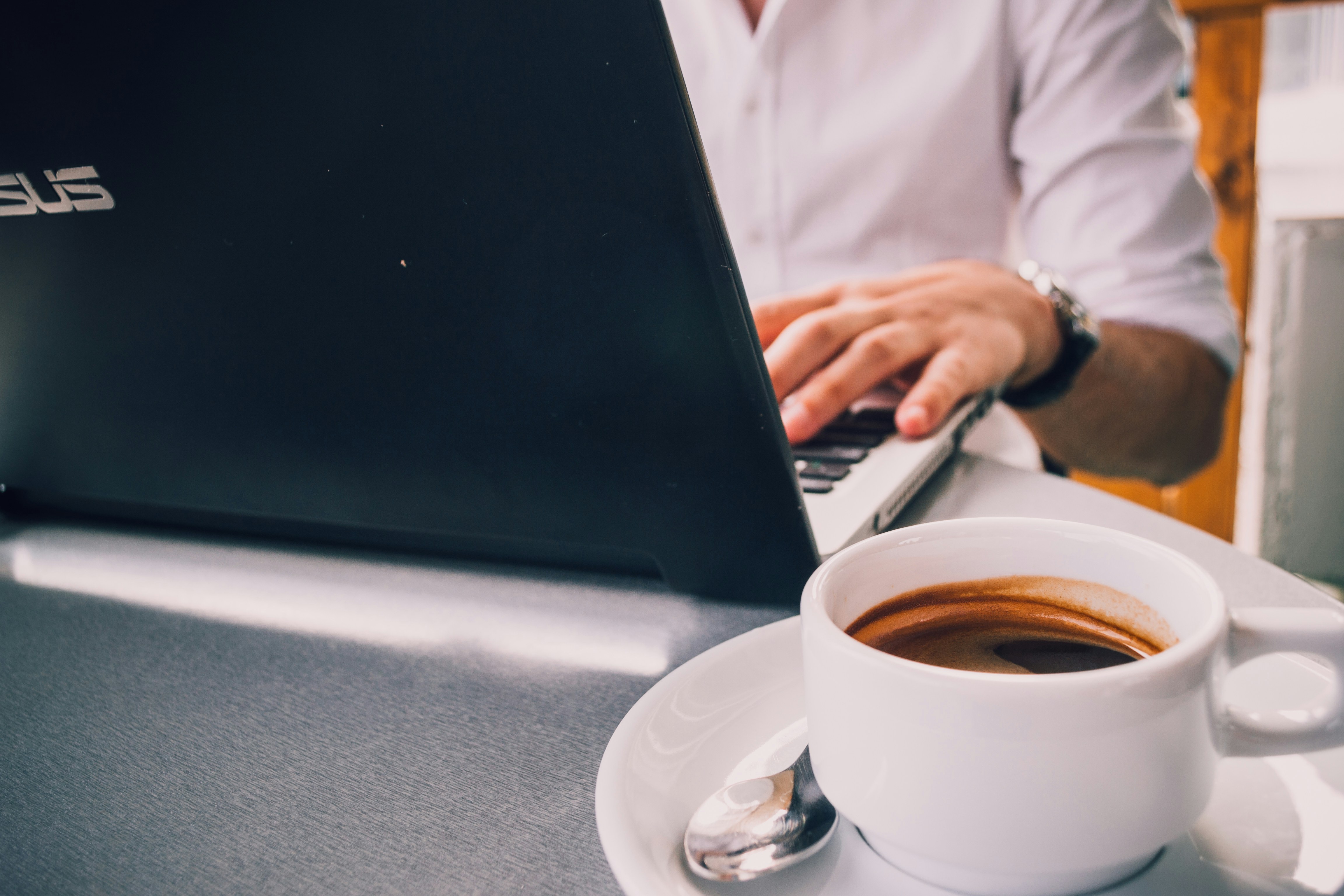 man in coffee shop using free email spam filter for android