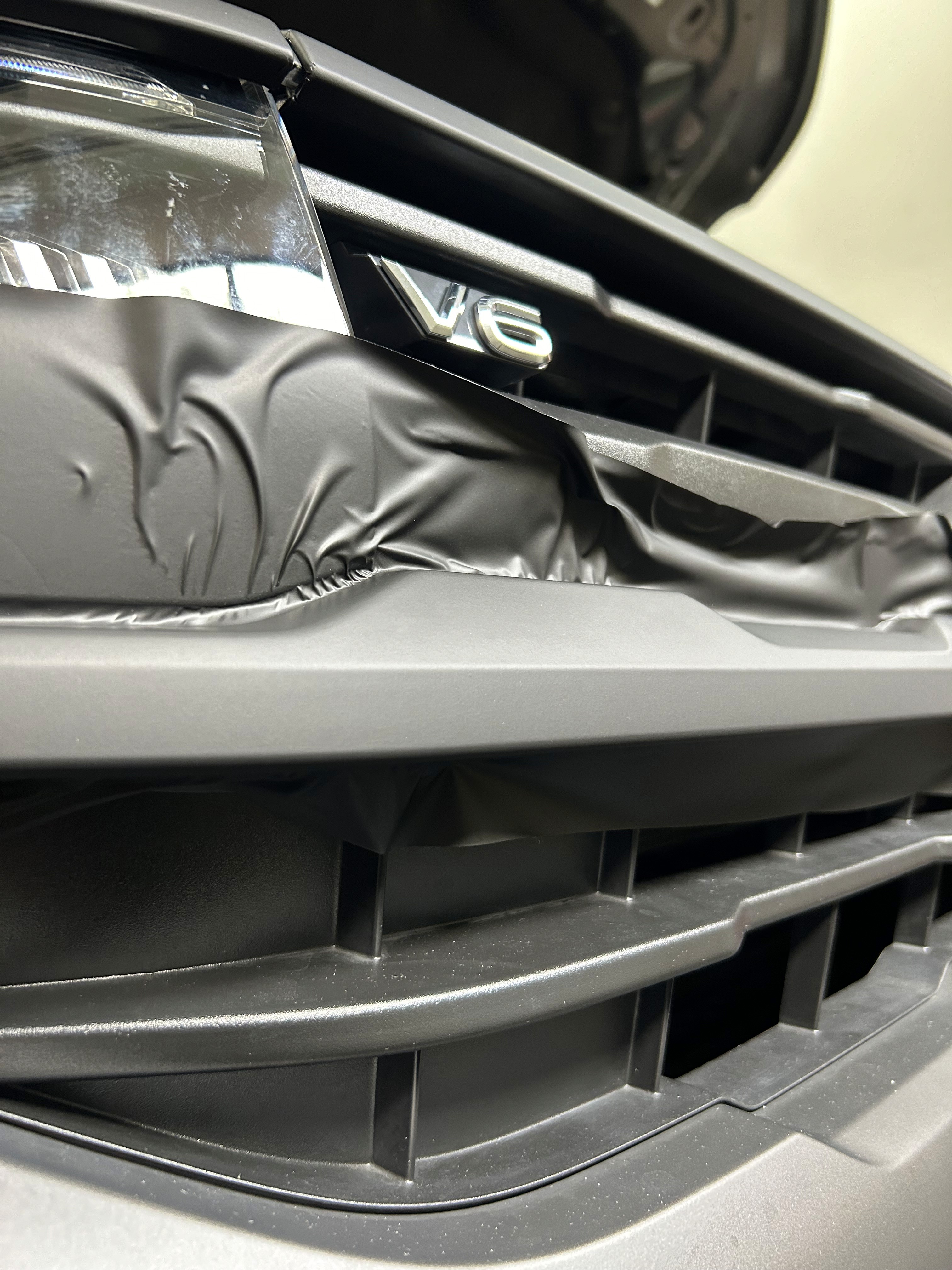 Chromleisten eines Autos, die schwarz foliert wurden