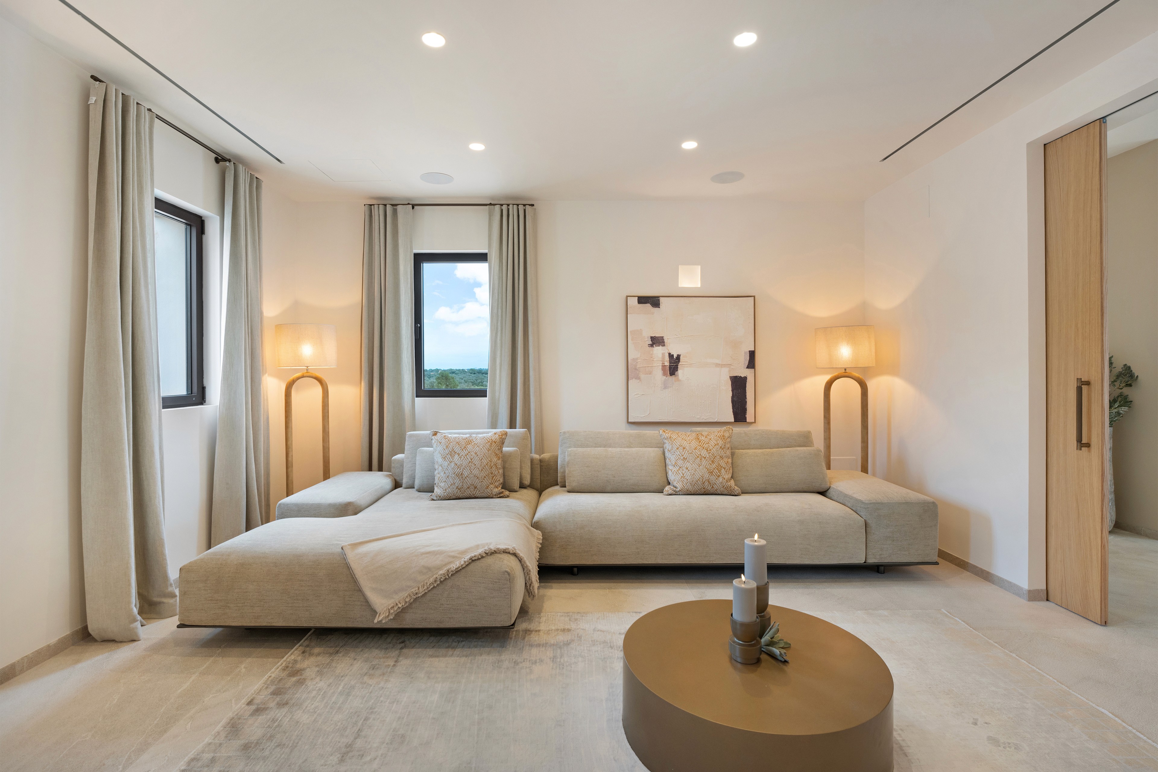 Wohnbereich der Neubau Finca in Ses Salines auf Mallorca mit neutralen Farben, klaren Linien und modernem Interior Design