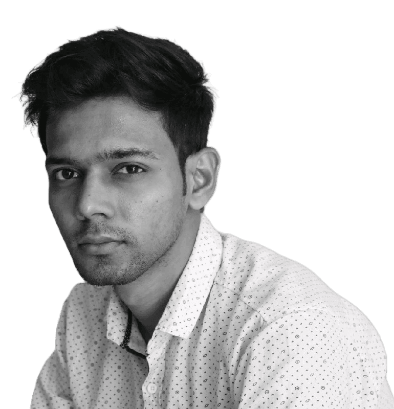 एक आदमी जो सूट और टाई पहने हुए एक कुर्सी पर बैठा है