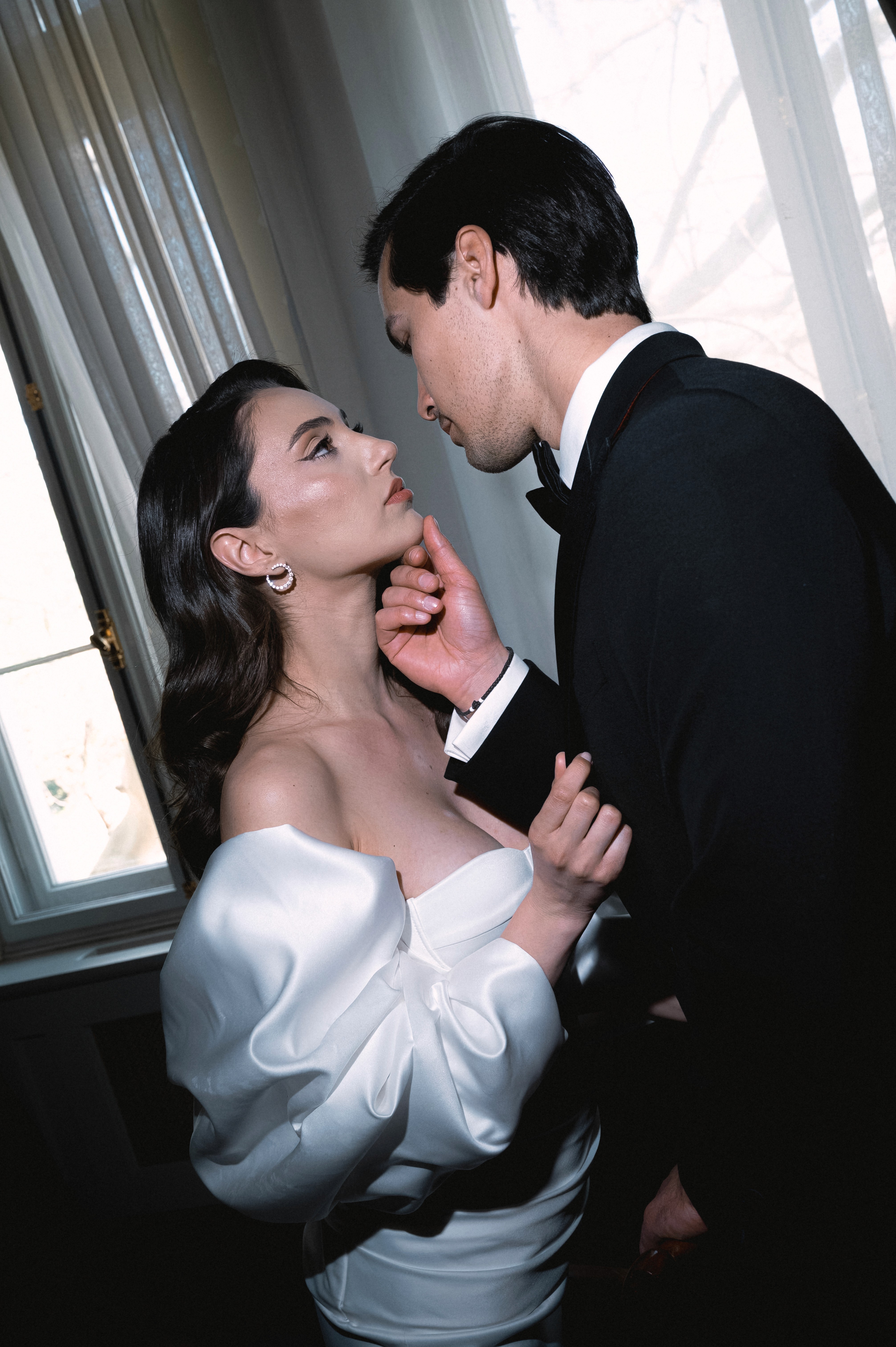 portret mireasă în lumină naturală, moment elegant din ziua nunții, fotograf nuntă București