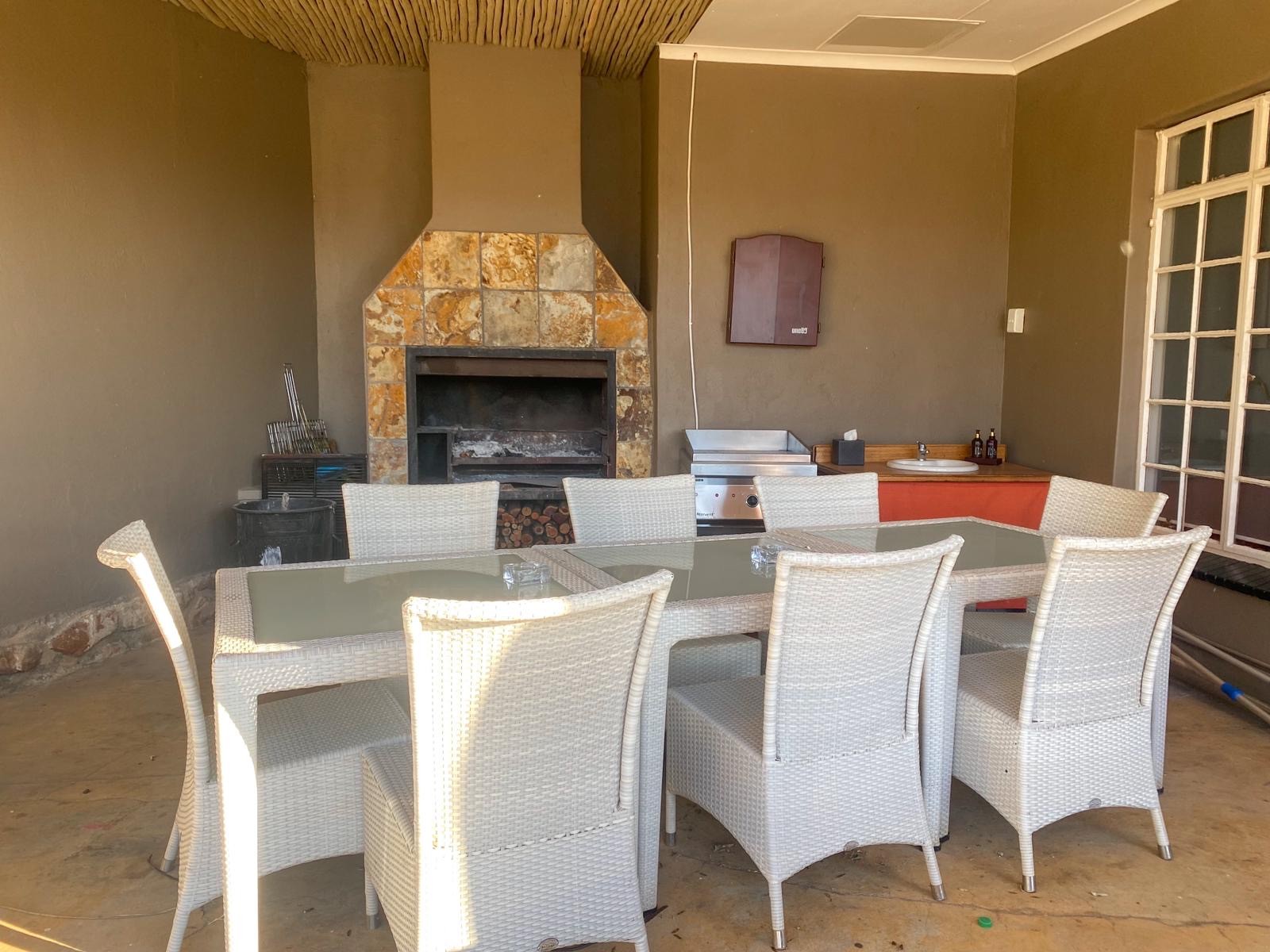 Kilimanjaro Elephant Ride, Arusha, Tanzania. En kvinna sitter och läser utanför ett tält uppsatt i vildmarken.