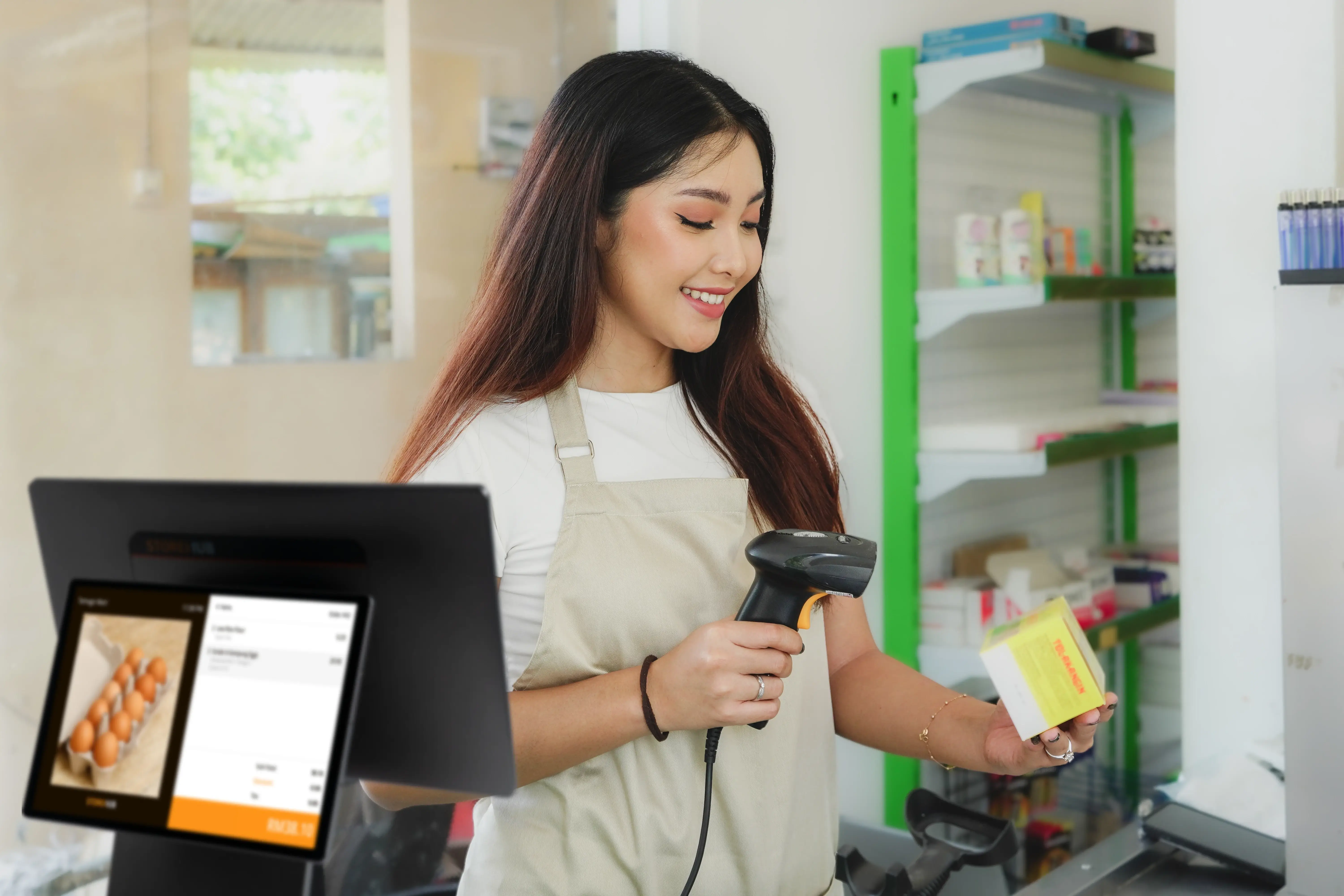 cashier processing grocery checkout quickly using StoreHub POS.