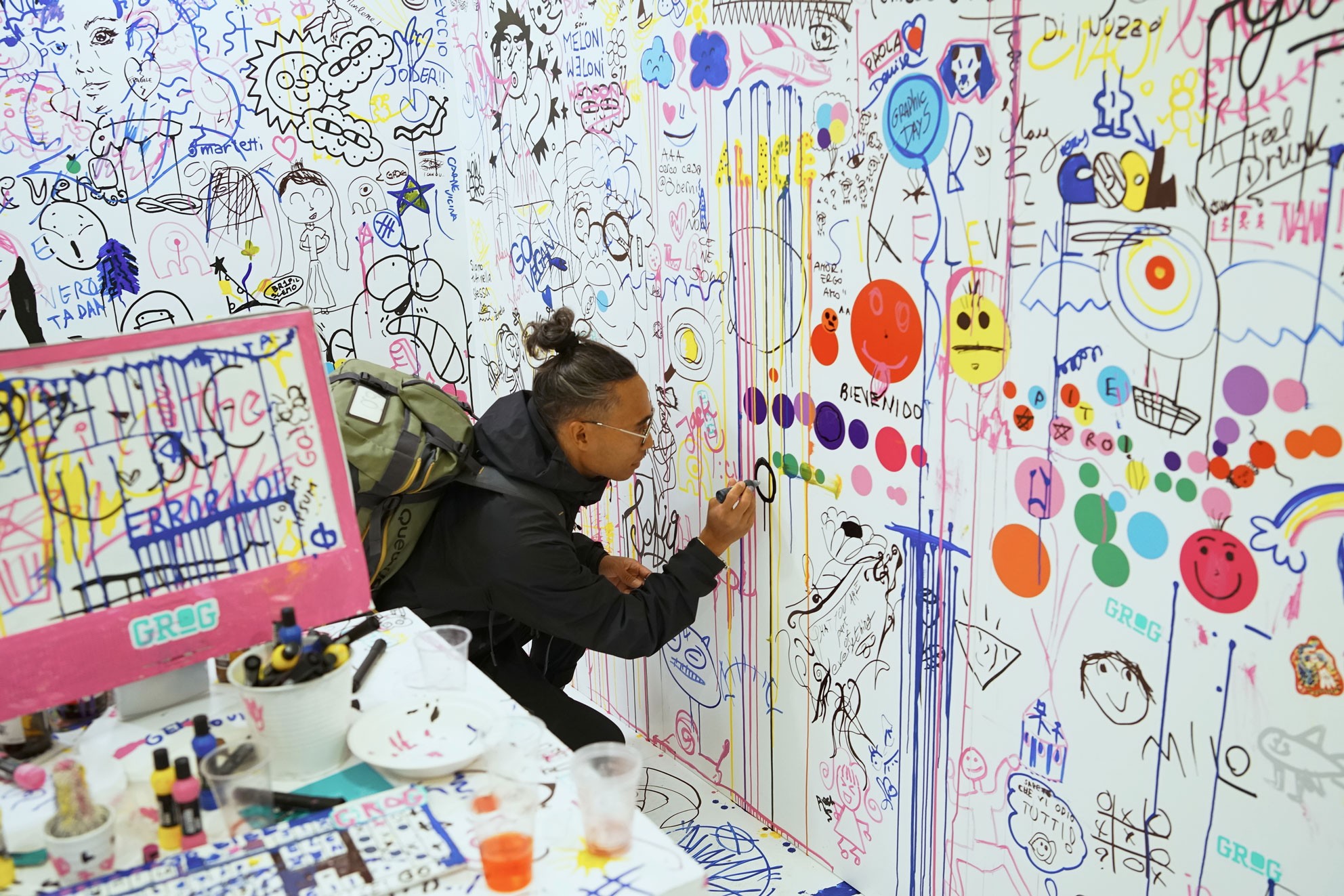 fill the blank - ragazzo che disegna sul muro