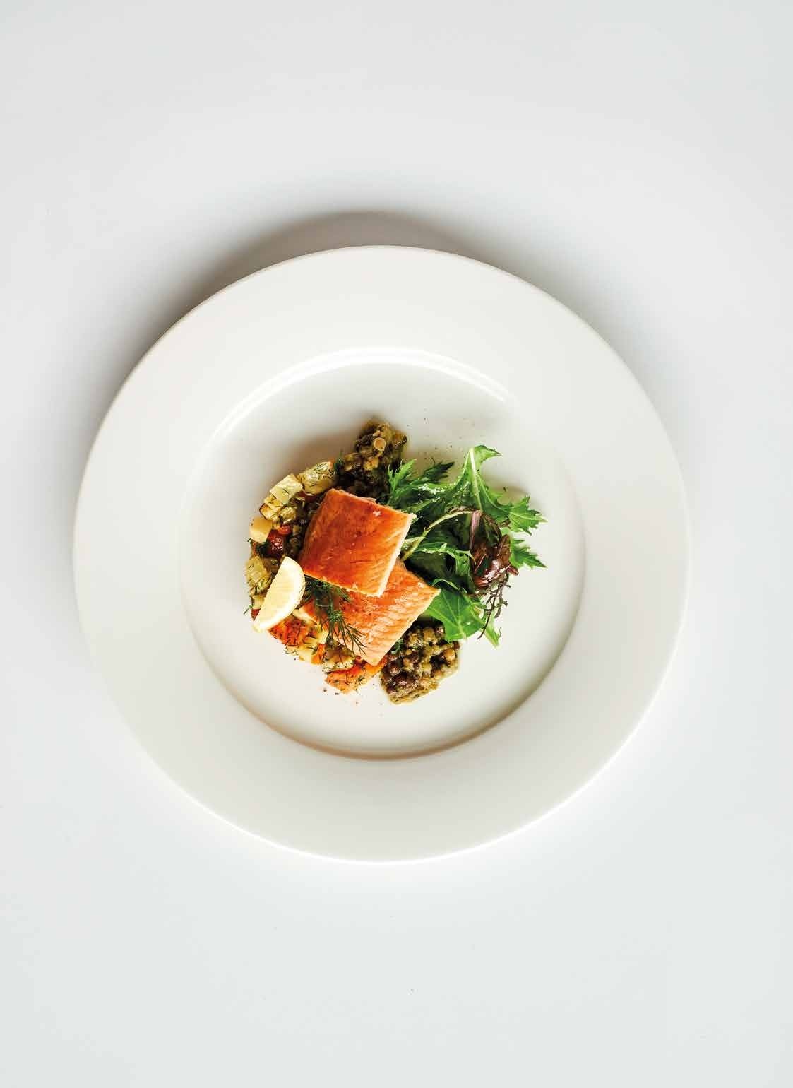 Gericht mit Lachs und Gemüse im Schöllmanns in Offenburg