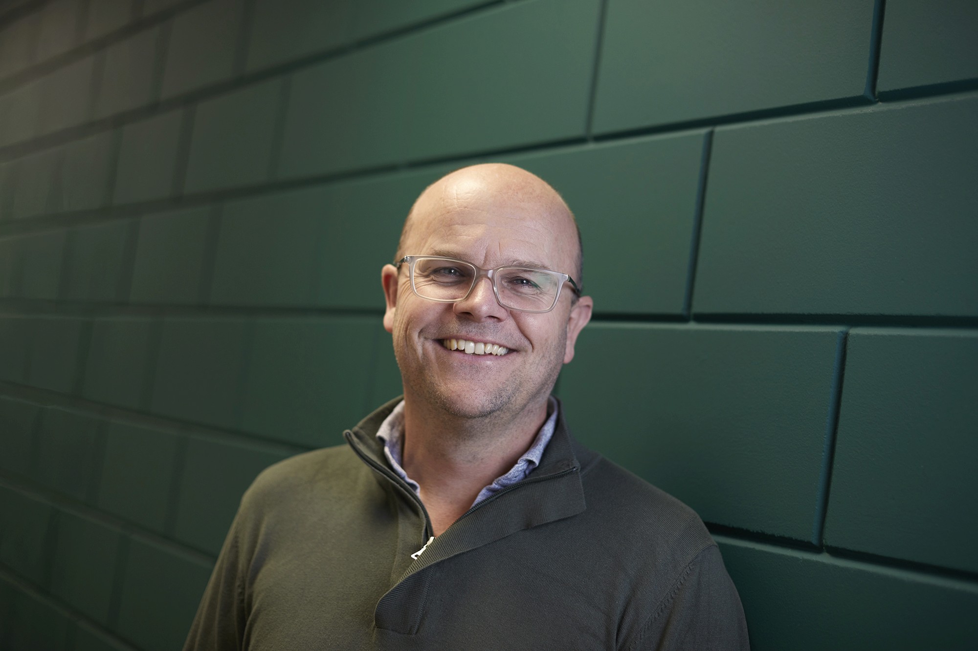 Een adviseur in gesprek met huiseigenaren over energiebesparende mogelijkheden.