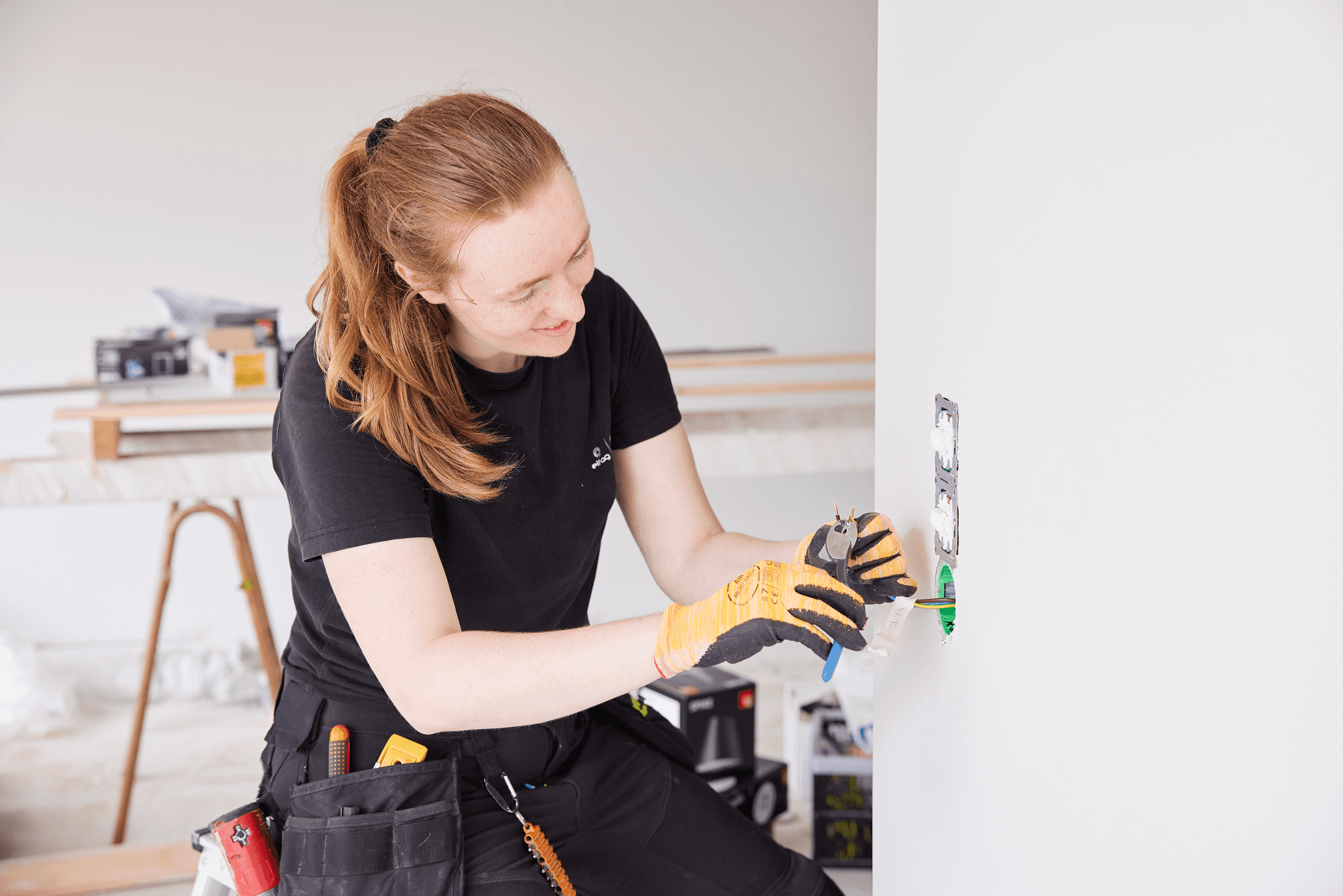 Elektriker utfører elektrisk installasjon i nybygg