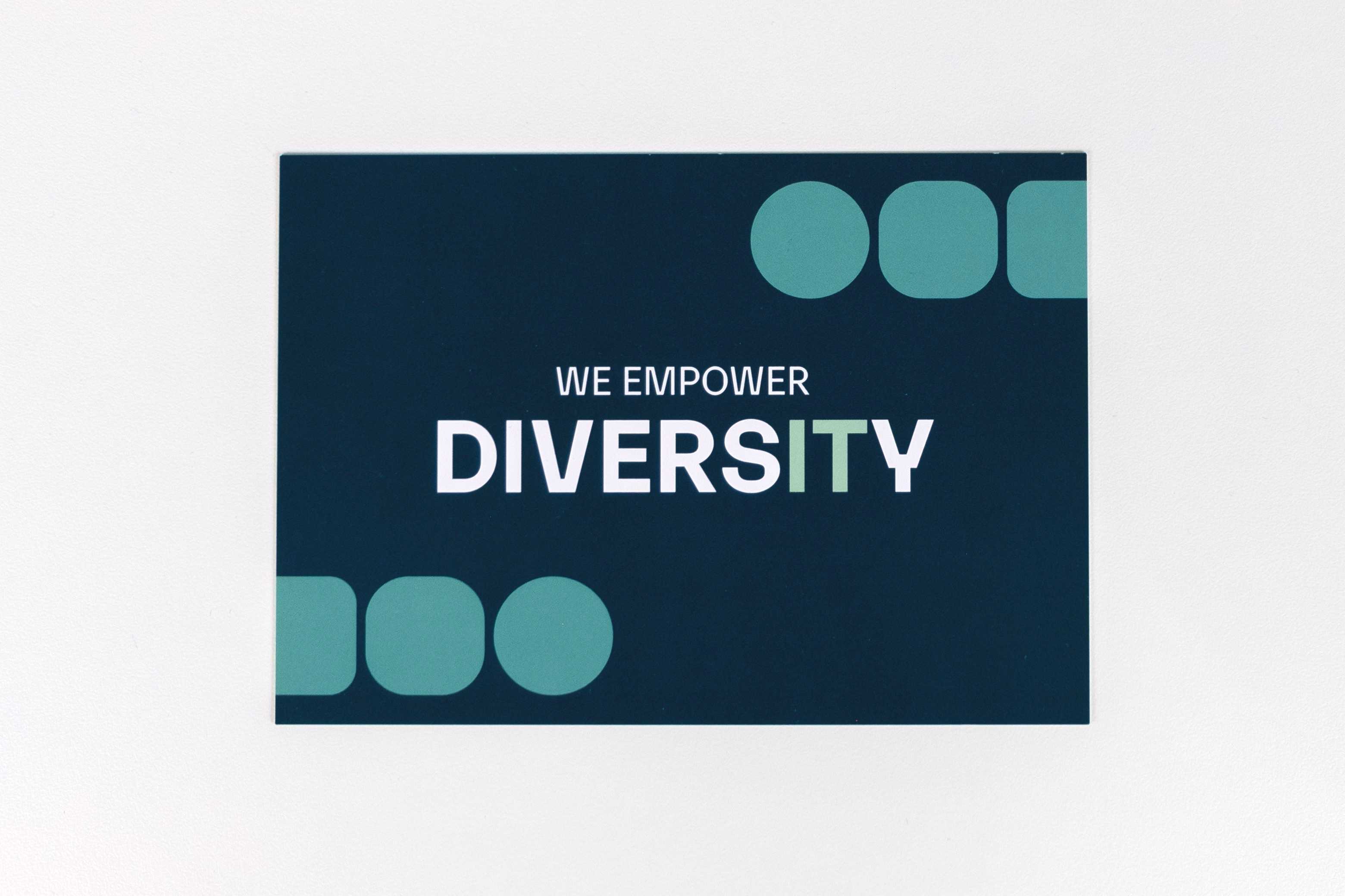Postkarte "We empower DiversITy" Vorderseite Vogelperspektive