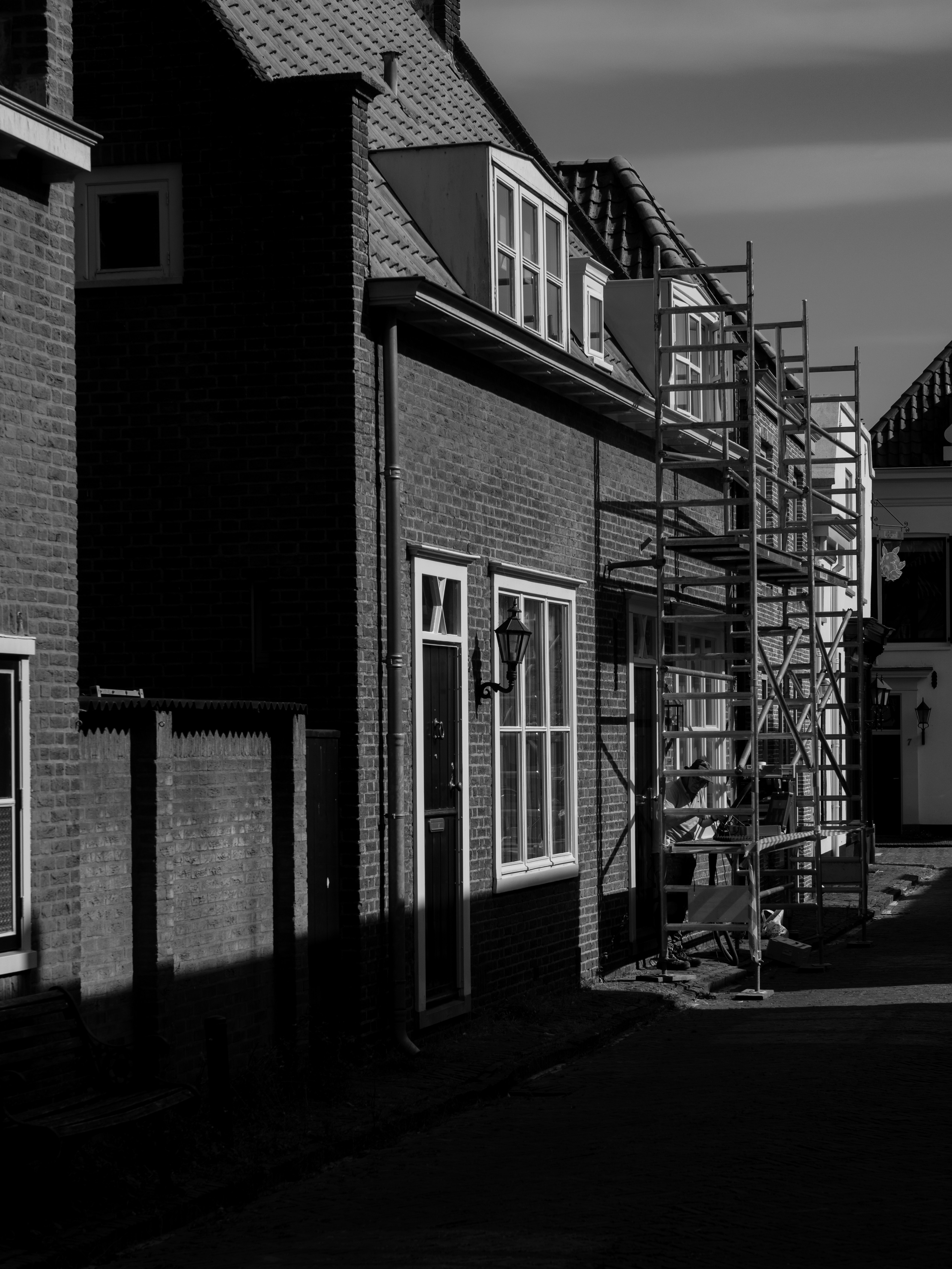 A black and white photo of a city street