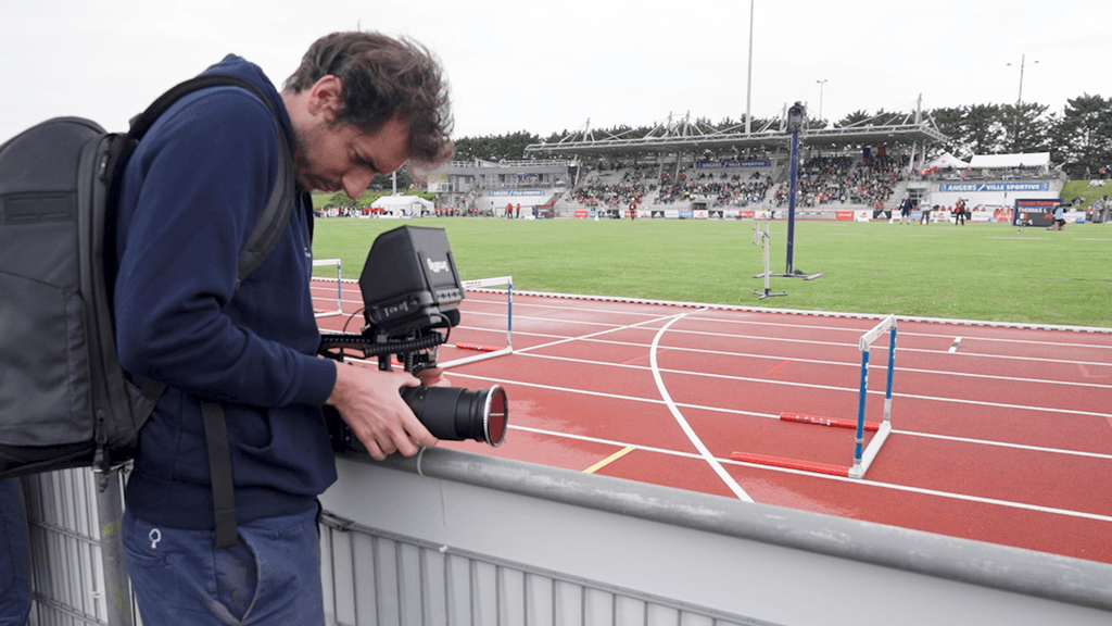 homme qui film une piste d'athlétisme