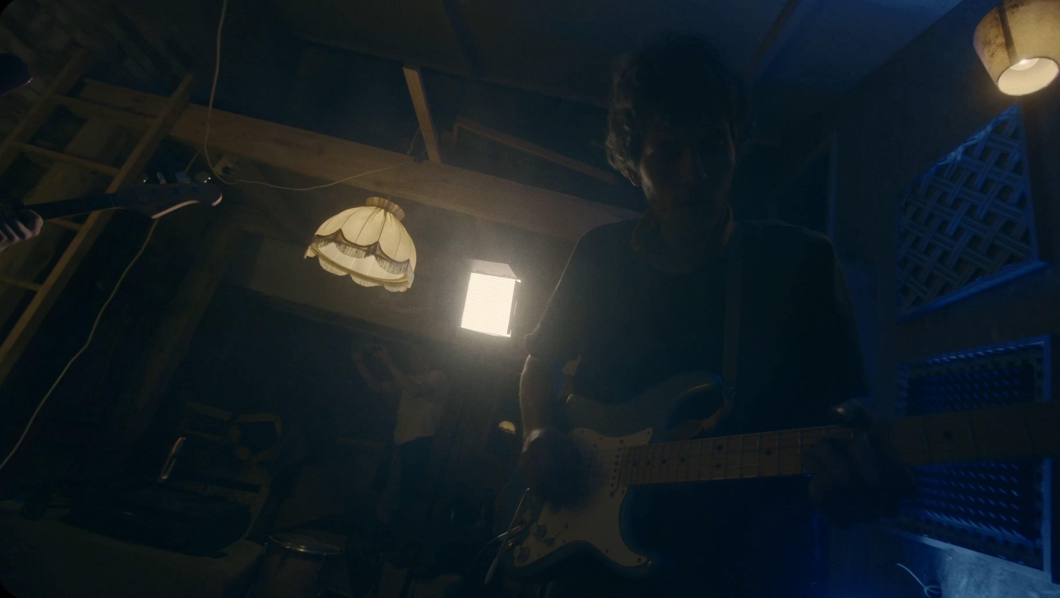 boy is playing e-gitarre