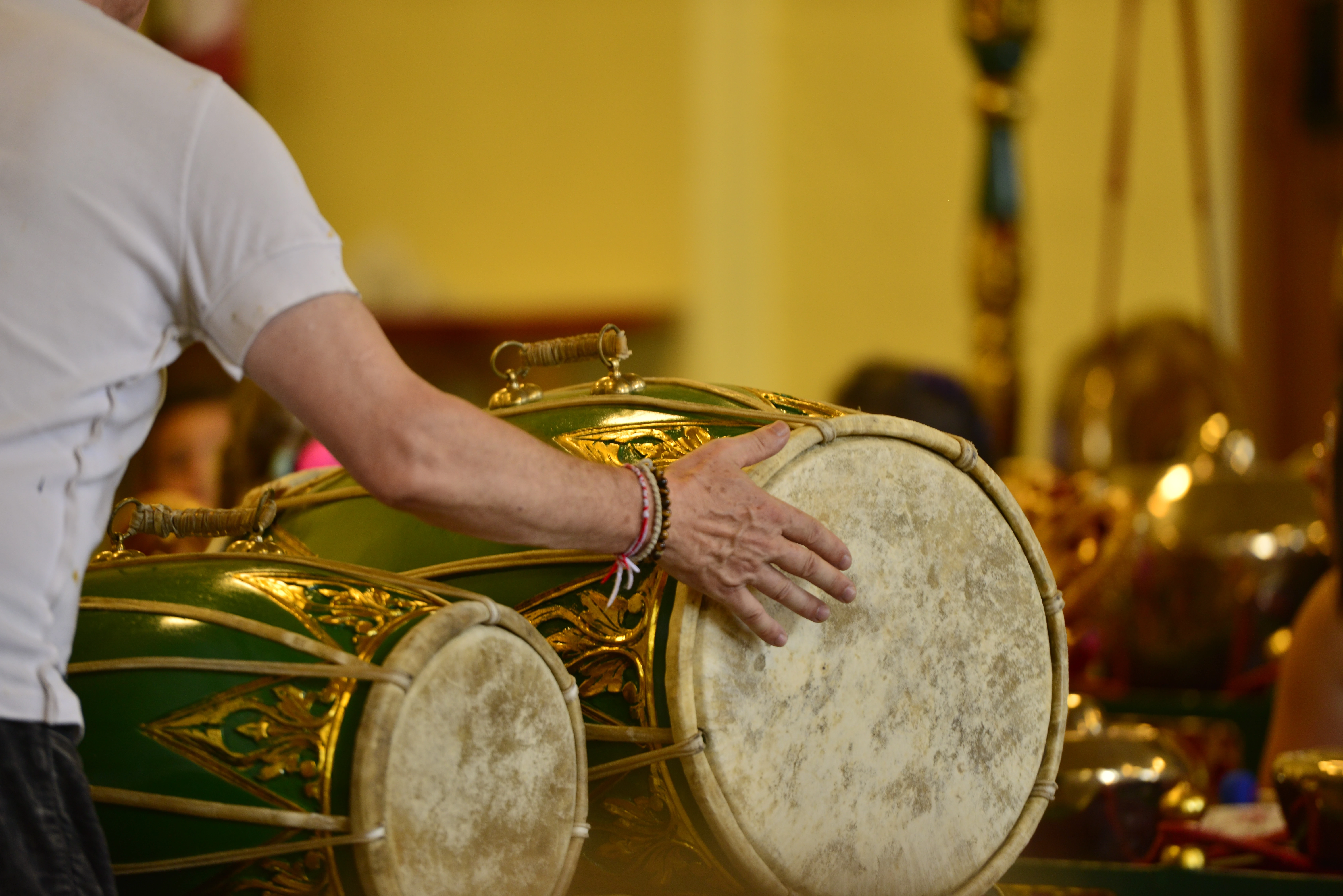 Un homme joue des tambours javanais.