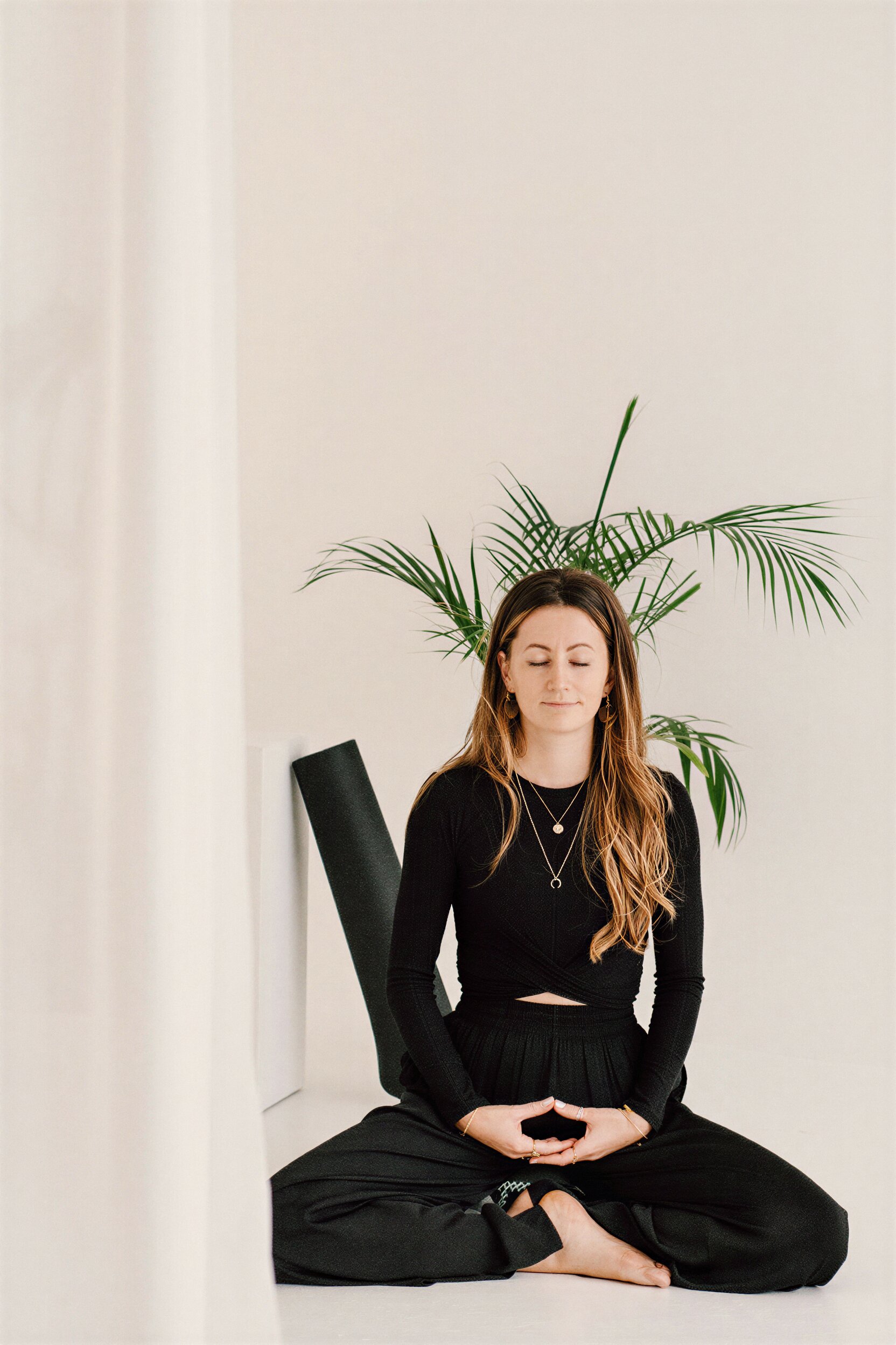 Franzi meditiert mit geschlossenen Augen