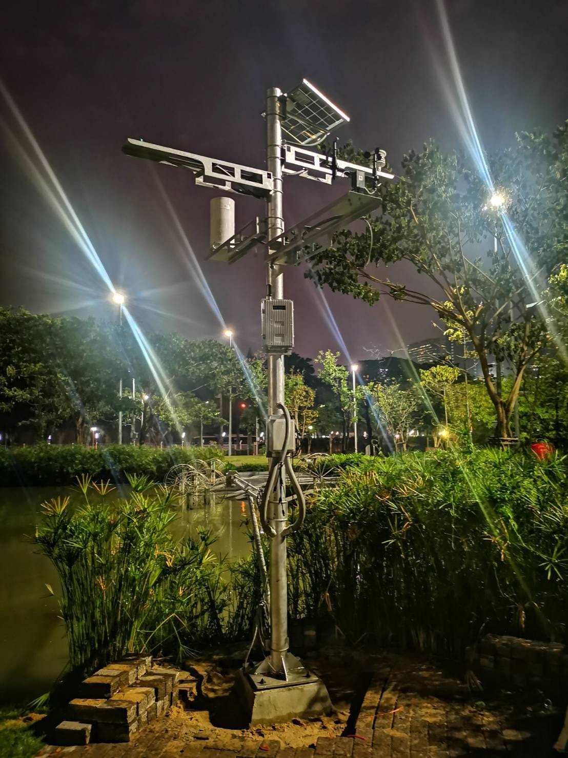 數位發展部數位產業署黃雅萍副署長及臺灣廠商參與泰國智慧城市展臺灣主題館開館合照