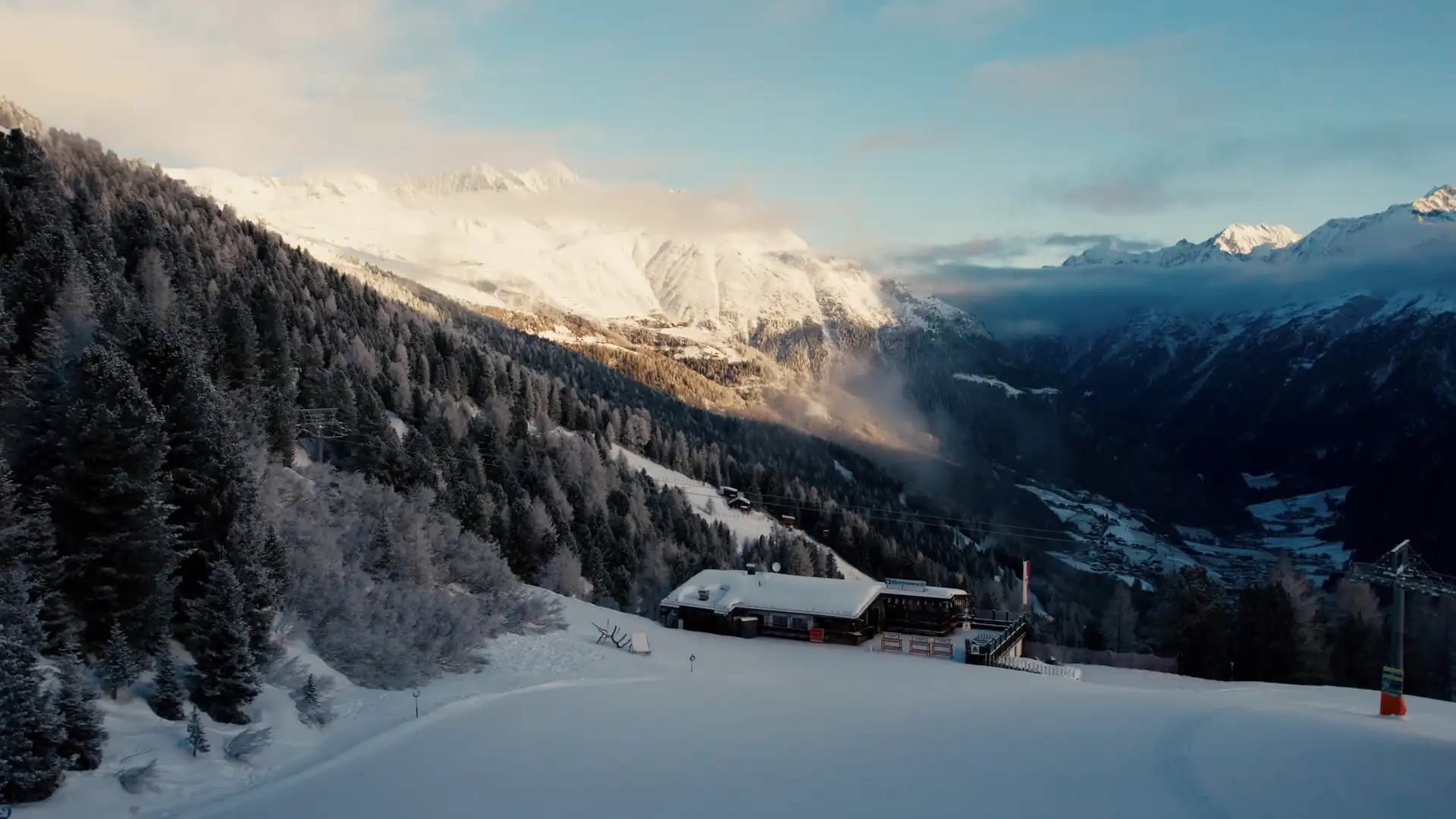 Ein Panoramabild von Bubis Schihütte in den Ötztaler Bergen.